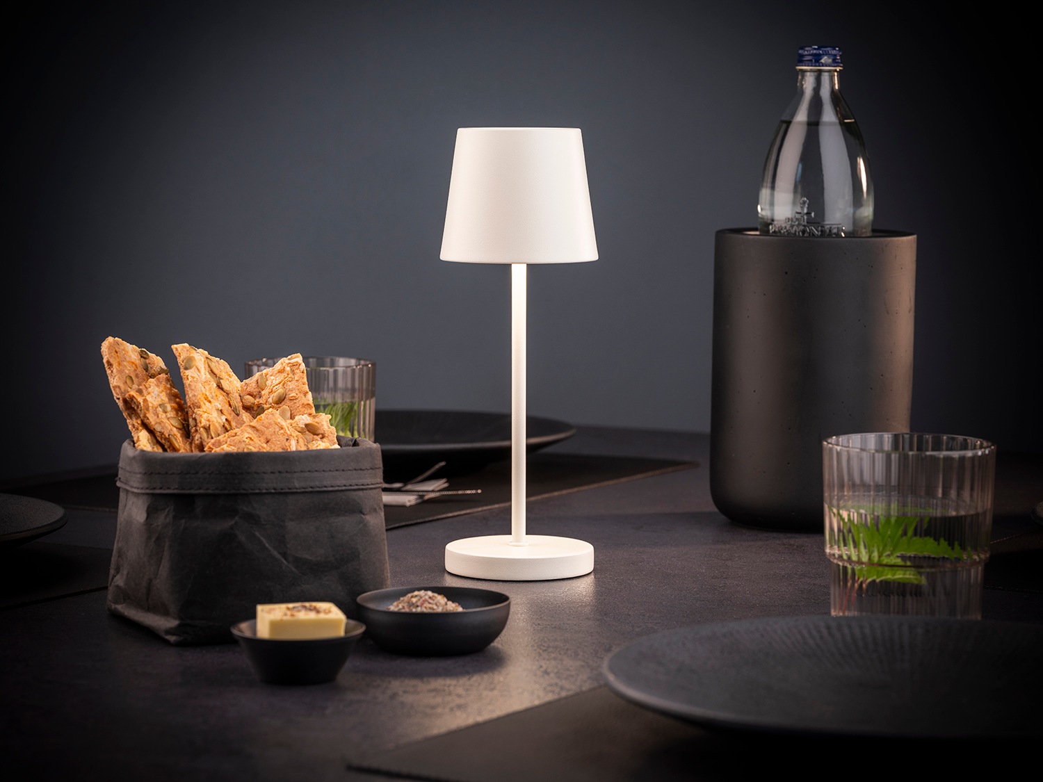 APS LED Tischleuchte »"MERLE MINI" Kabellose USB-C Tischleuchte«, 1 flammig, Leuchtmittel LED-Modul | LED fest integriert, Spritzwasssergeschützt IP 54, inkl. Dockinstation und Fernbedienung