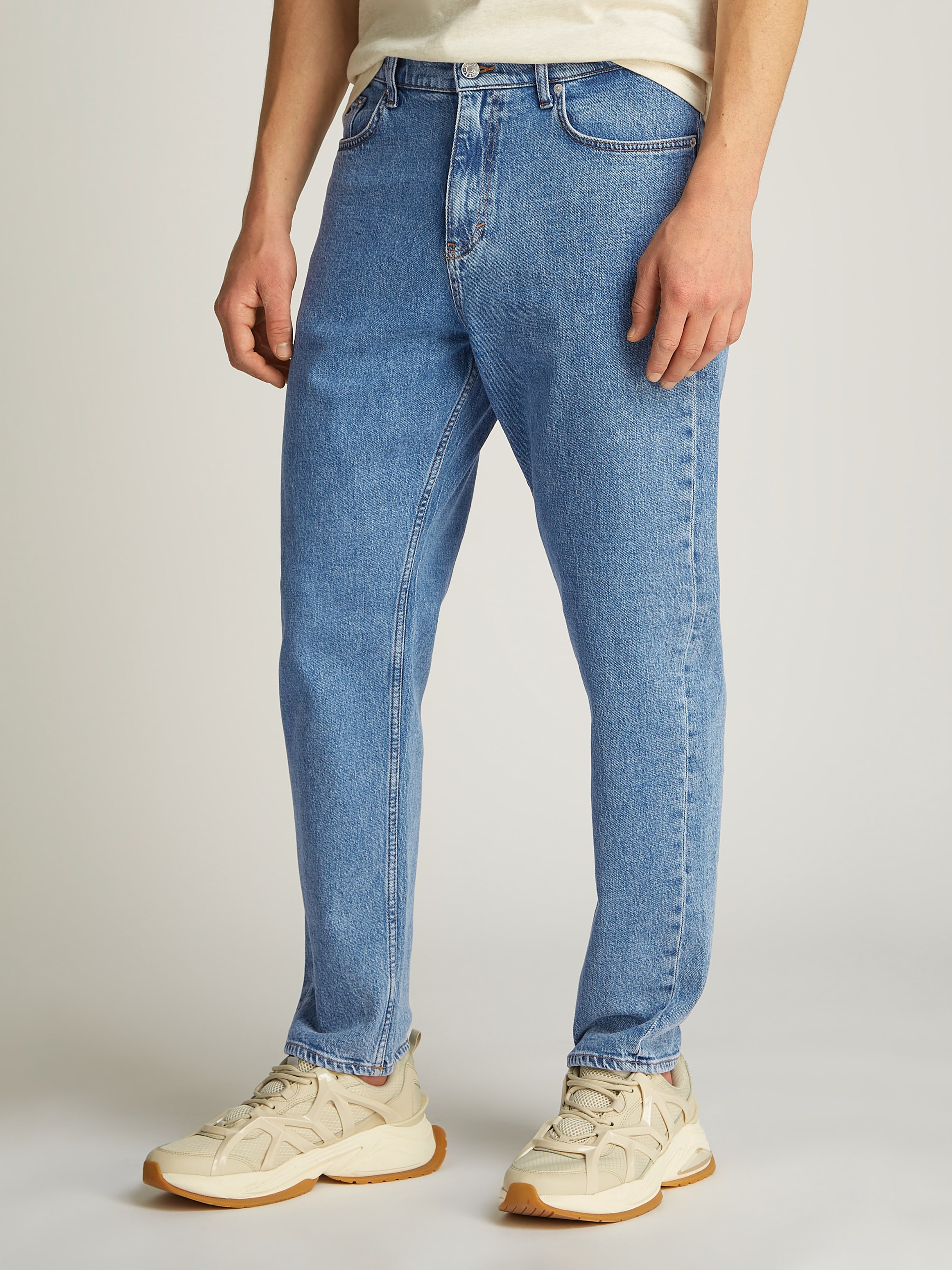 Tommy Jeans Gerade Jeans »Isaac Relaxed Tapered«, Mit Gürtelschlaufen