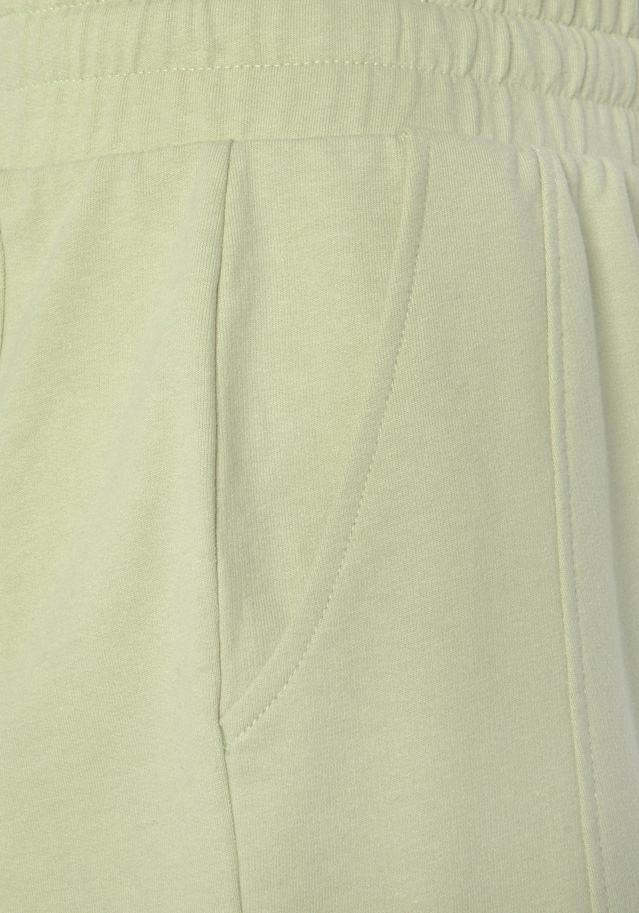 FCUK Sweatshorts, mit Längsteilungsnaht und Logoschriftzug, Loungewear