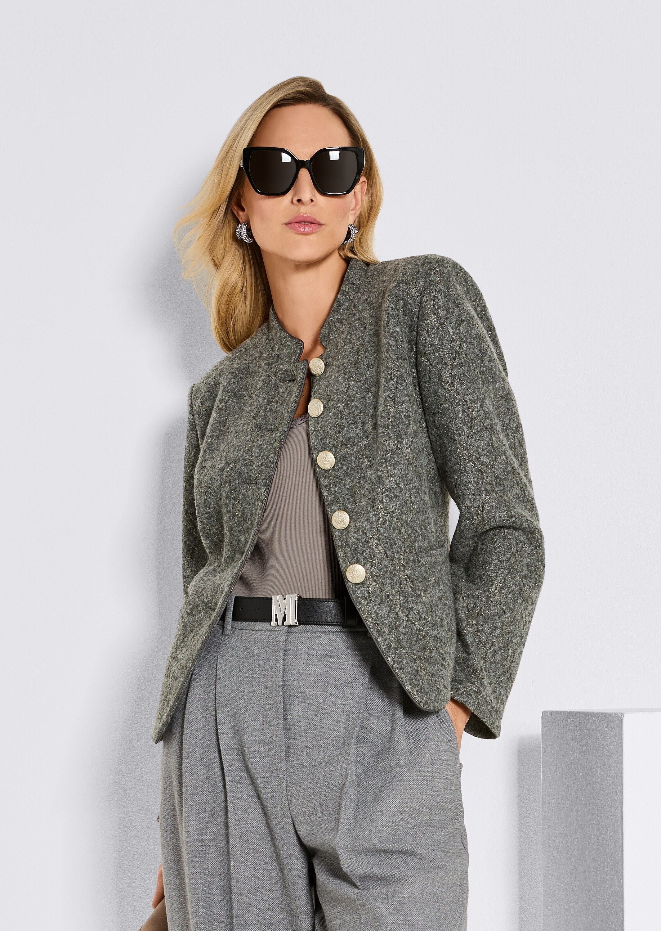 Jackenblazer MADELEINE "Strickblazer Schicker Kurzblazer mit Stehkragen", Damen, Gr. 42, grau (bleigrau, melange, goldfarben), Obermaterial: 100% Polyester PES., Modern, Blazer, klassikcer, Glanzgarn, Stickerei, Schmuckknöpfe 3