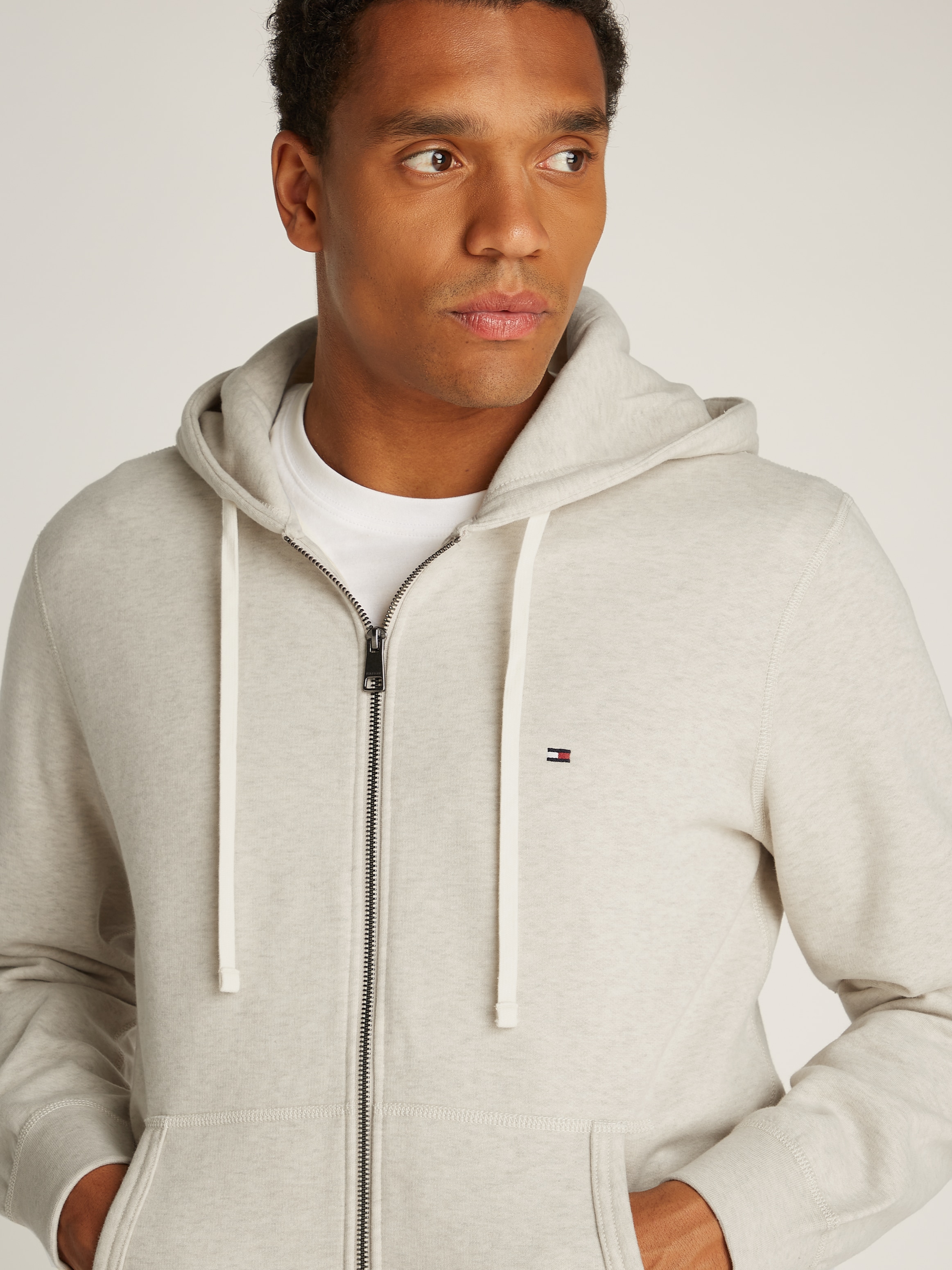 Tommy Hilfiger Kapuzensweatjacke »ESSENTIAL FLEECE ZIP THROUGH«, kleine Logostickerei