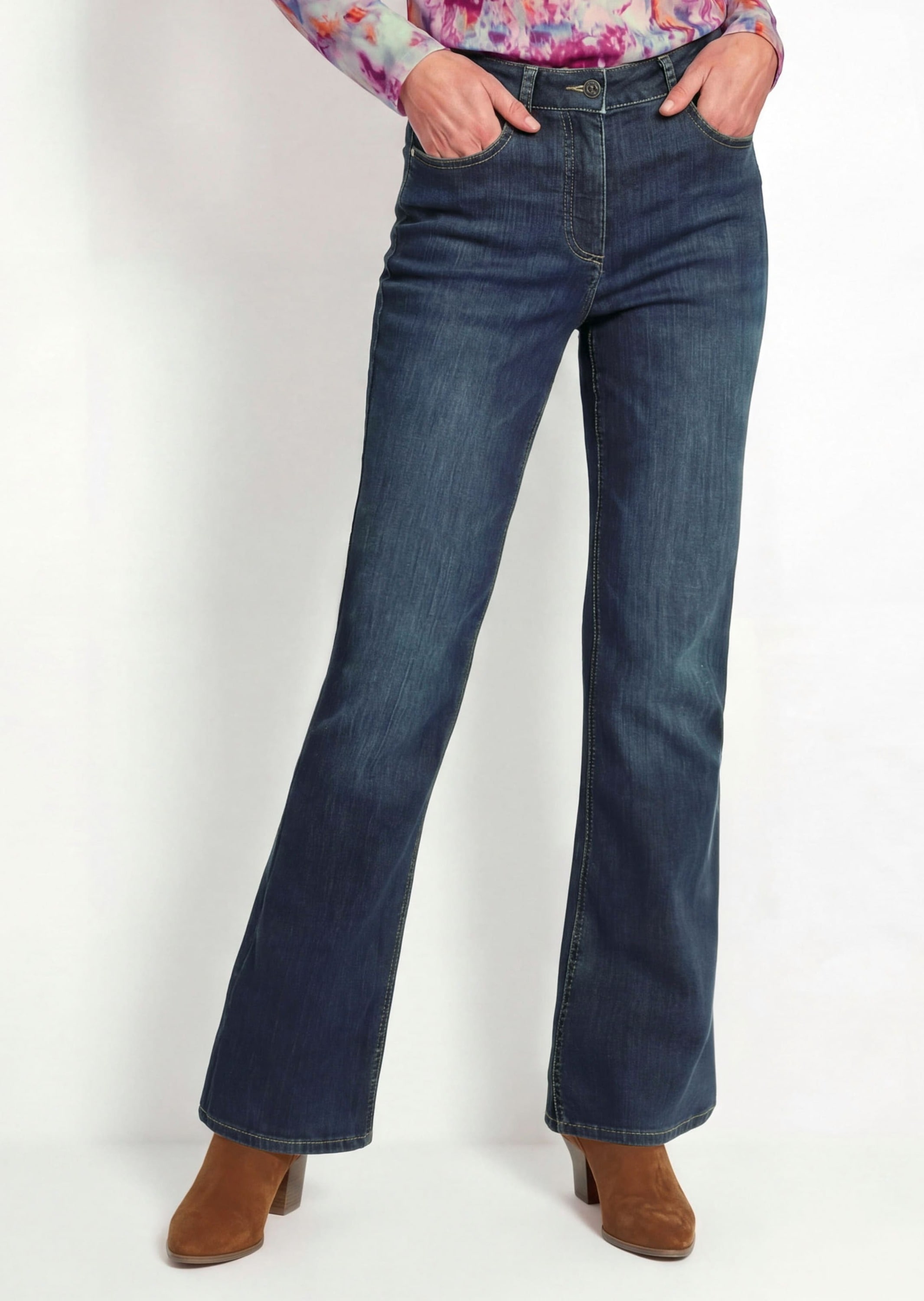 GOLDNER Regular-fit-Jeans »Kurzgröße Denimhose CARLA mit ausgestelltem Bein« Ziernieten an den Taschen