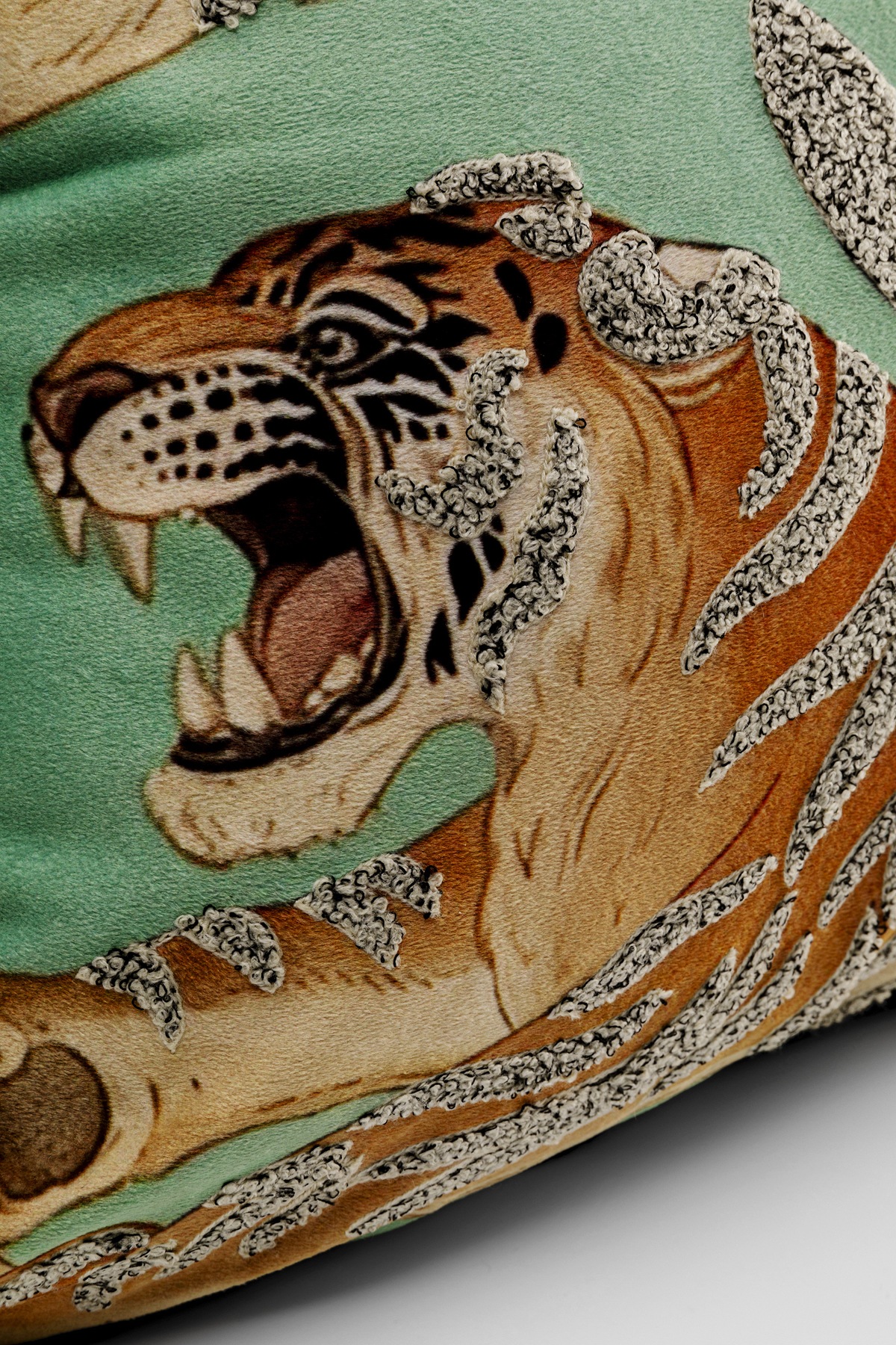 Kare Design Dekokissen »Tiger Love, Kissenhülle mit Füllung, 45x45 cm« stützt Kopf und Nacken angenehm und sorgt für erholsamen Schlaf