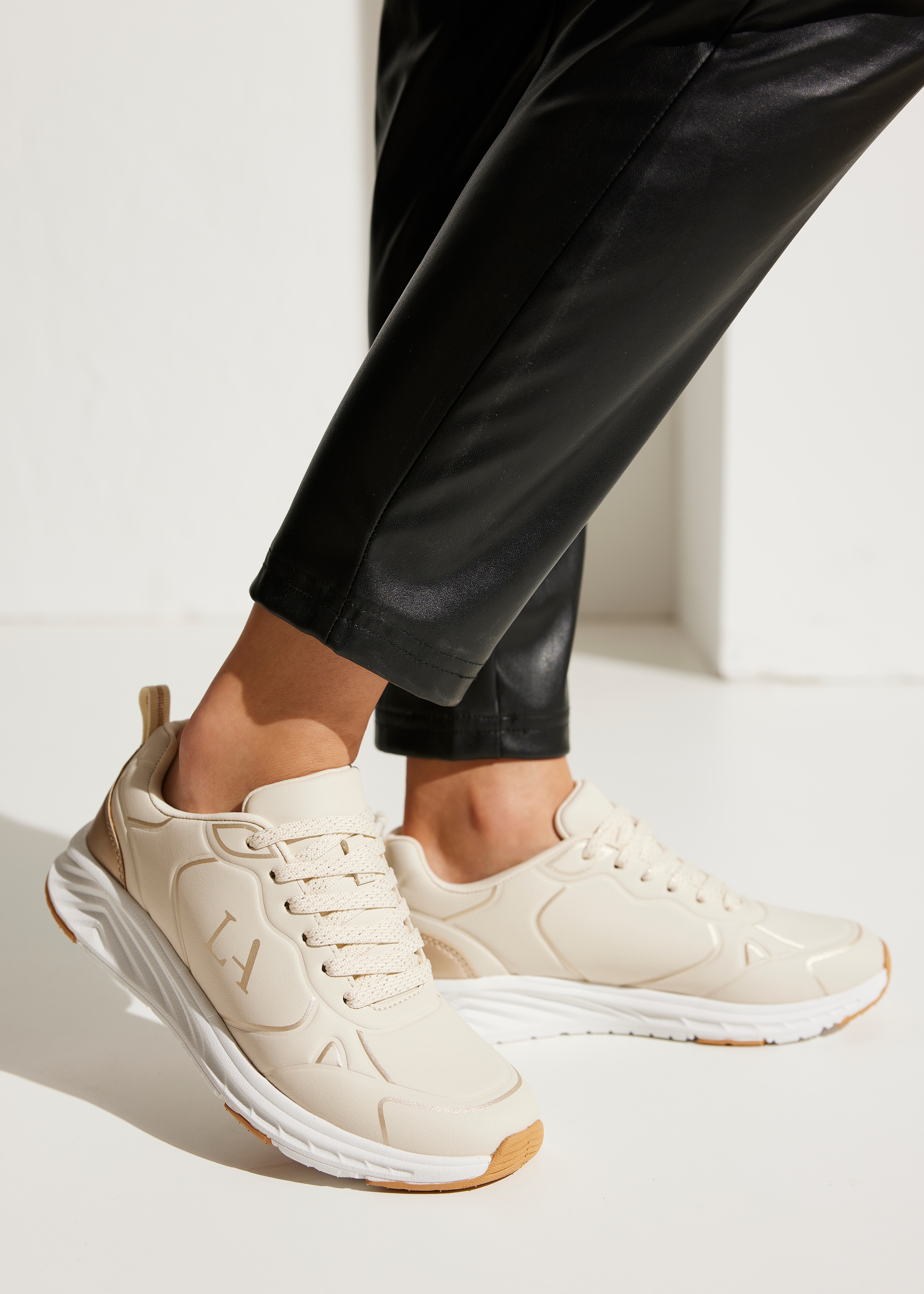 LASCANA Sneaker "Freizeitschuh, Schnürschuh", mit Farbakzenten VEGAN günstig online kaufen