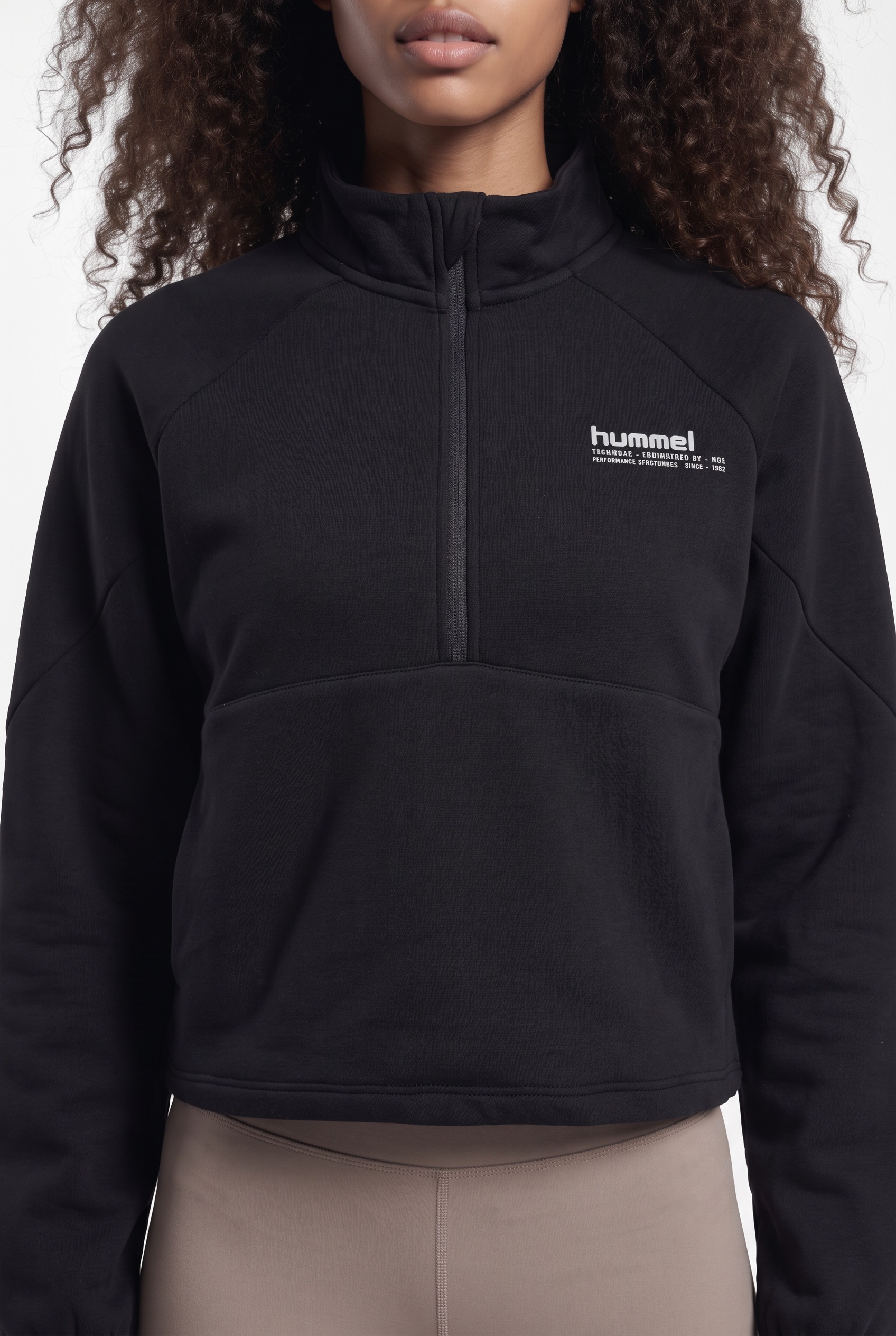 hummel Sweater »HMLTECH FLEECE WOMEN BOXY HALF ZIP«, mit reflektierenden Logodetails, aus Baumwolle, Polyester und Elasthan
