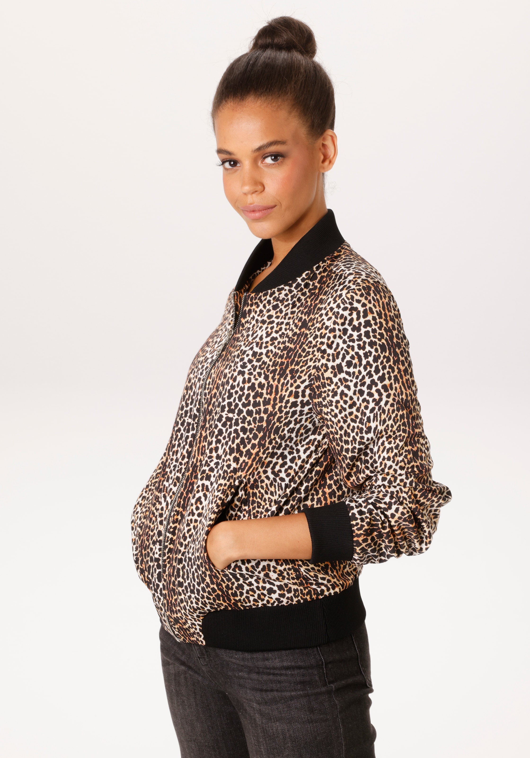 Aniston CASUAL Blouson mit trendigem Leo-Print