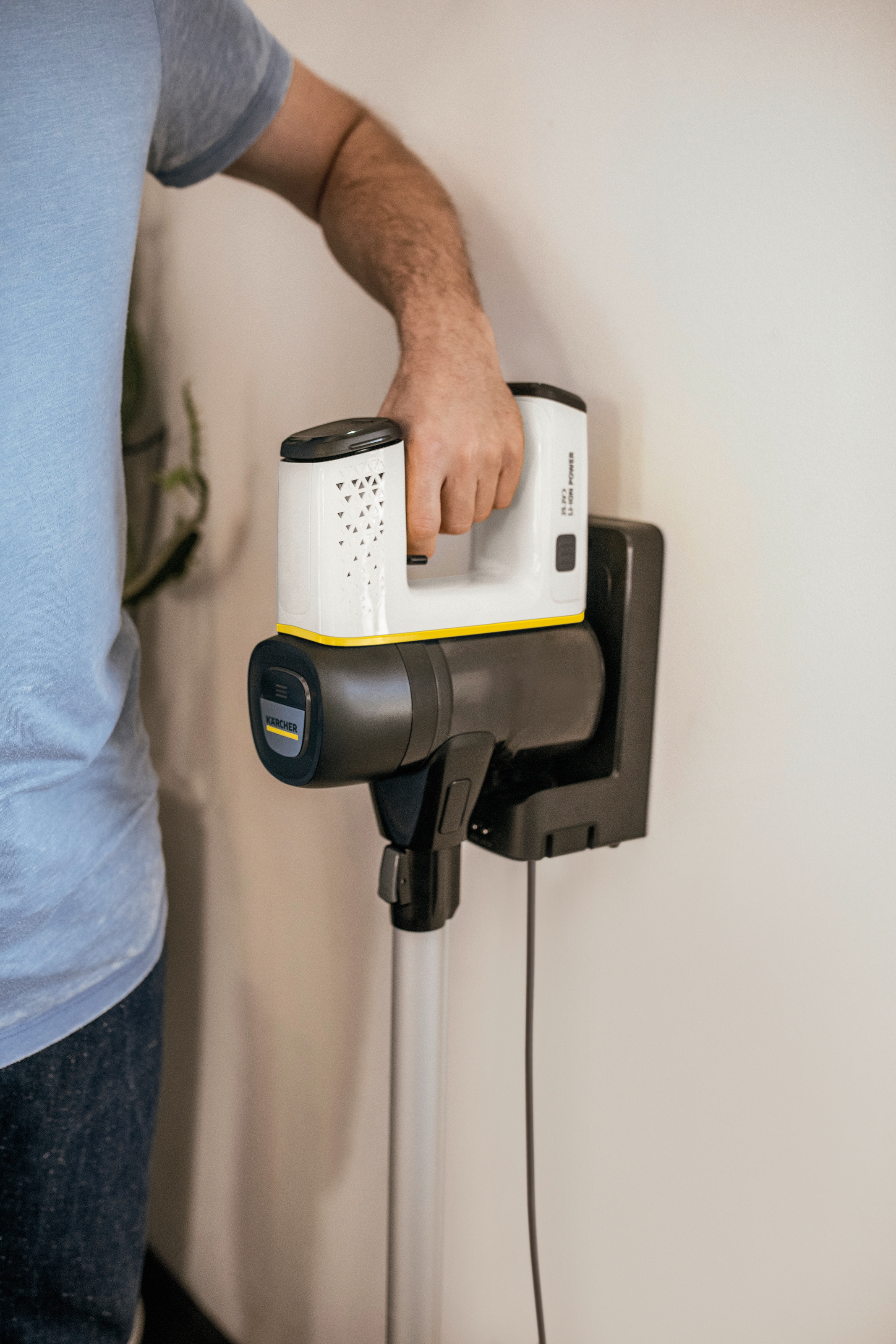 KÄRCHER Akku-Stielstaubsauger »VC 6 Cordless ourFamily Pet«, beutellos, inkl. Akku und Wandhalterung mit Ladefunktion