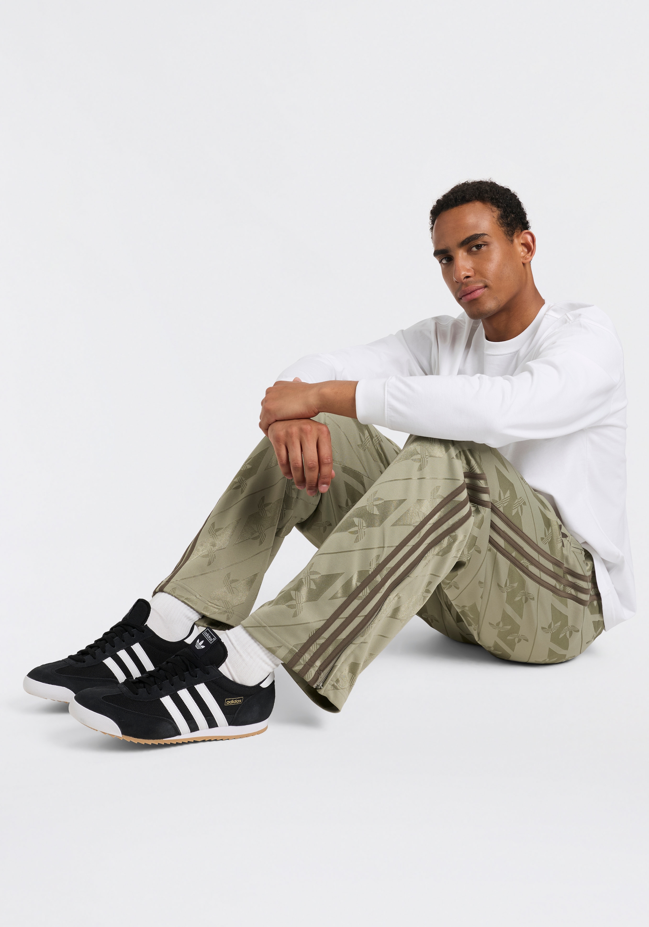 adidas Originals Sporthose »MONOGRAM FIREBIRD«  mit Monogramm-Details, ohne Verschluss, formstabil