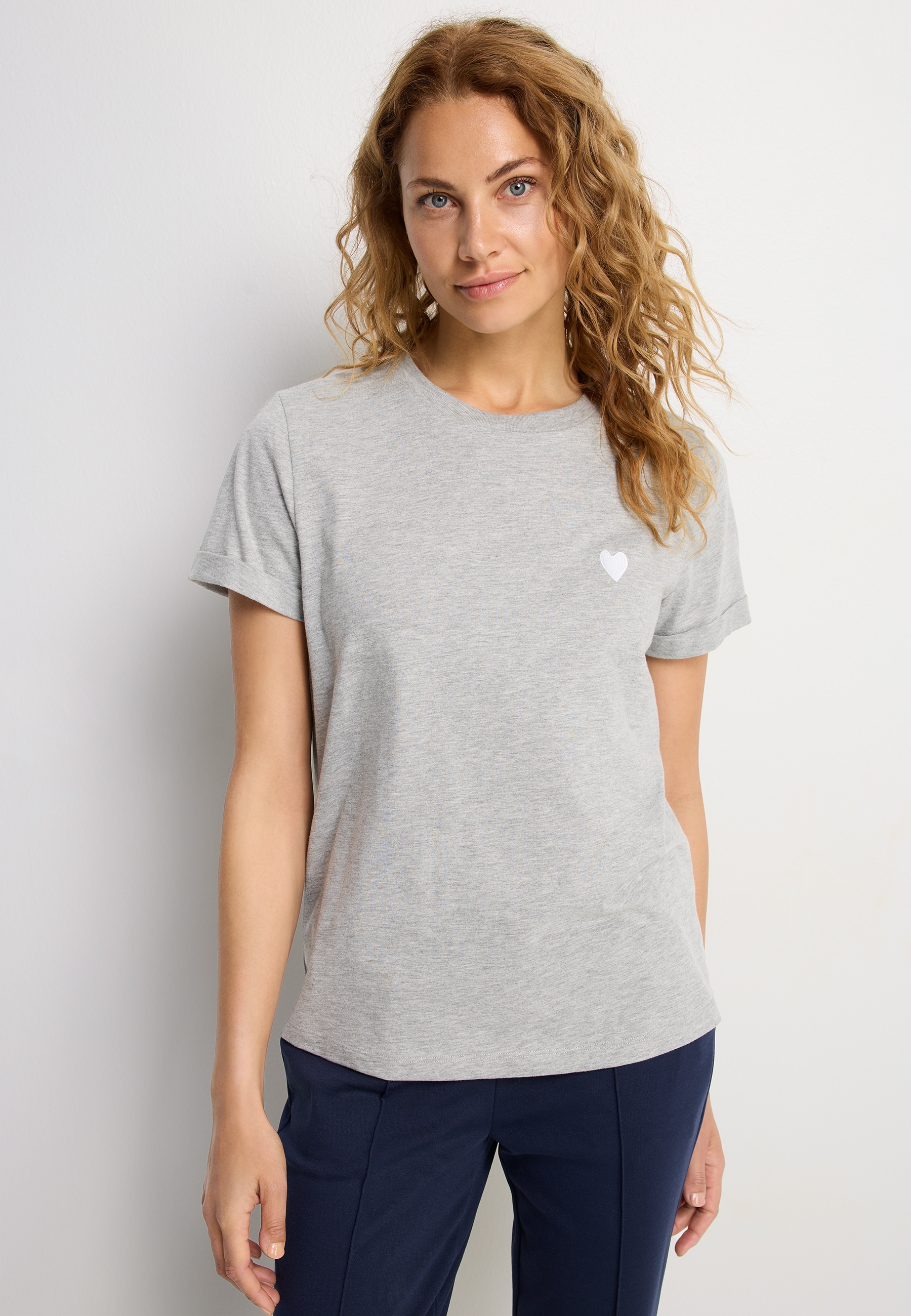 LASCANA T-Shirt mit süßer Herz-Stickerei, Kurzarmshirt aus Baumwolle, Herz-Shirt