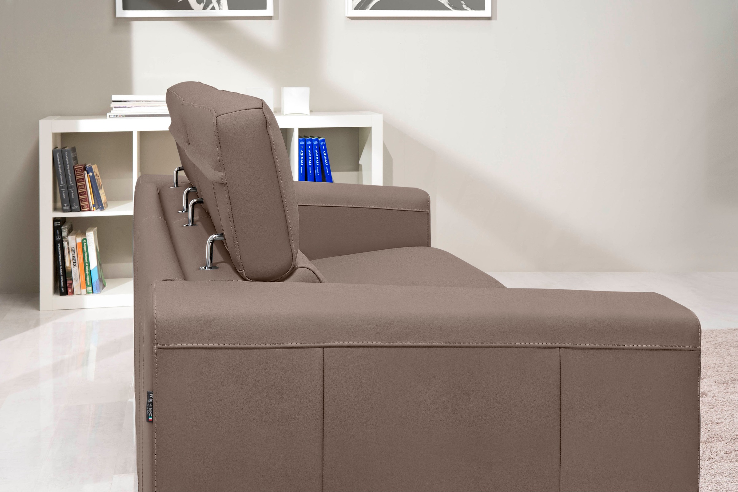 Egoitaliano Schlafsofa »Cabiria, Design und super Sitz- und Liegekomfort«, Sofa inkl. Schlaffunktion, Kopfteile verstellbar, mit Metallfüßen