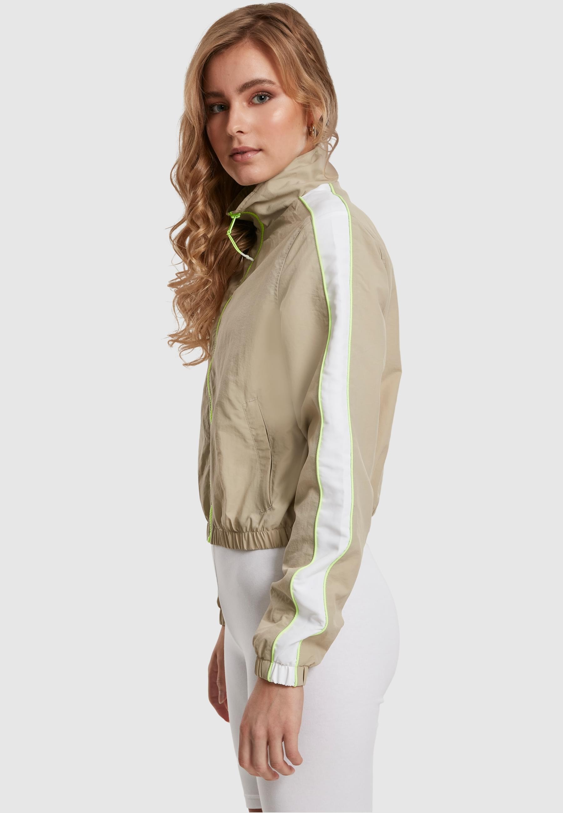 URBAN CLASSICS Allwetterjacke »Urban Classics Damen Ladies Short Piped Track Jacket«, (1 St.), ohne Kapuze