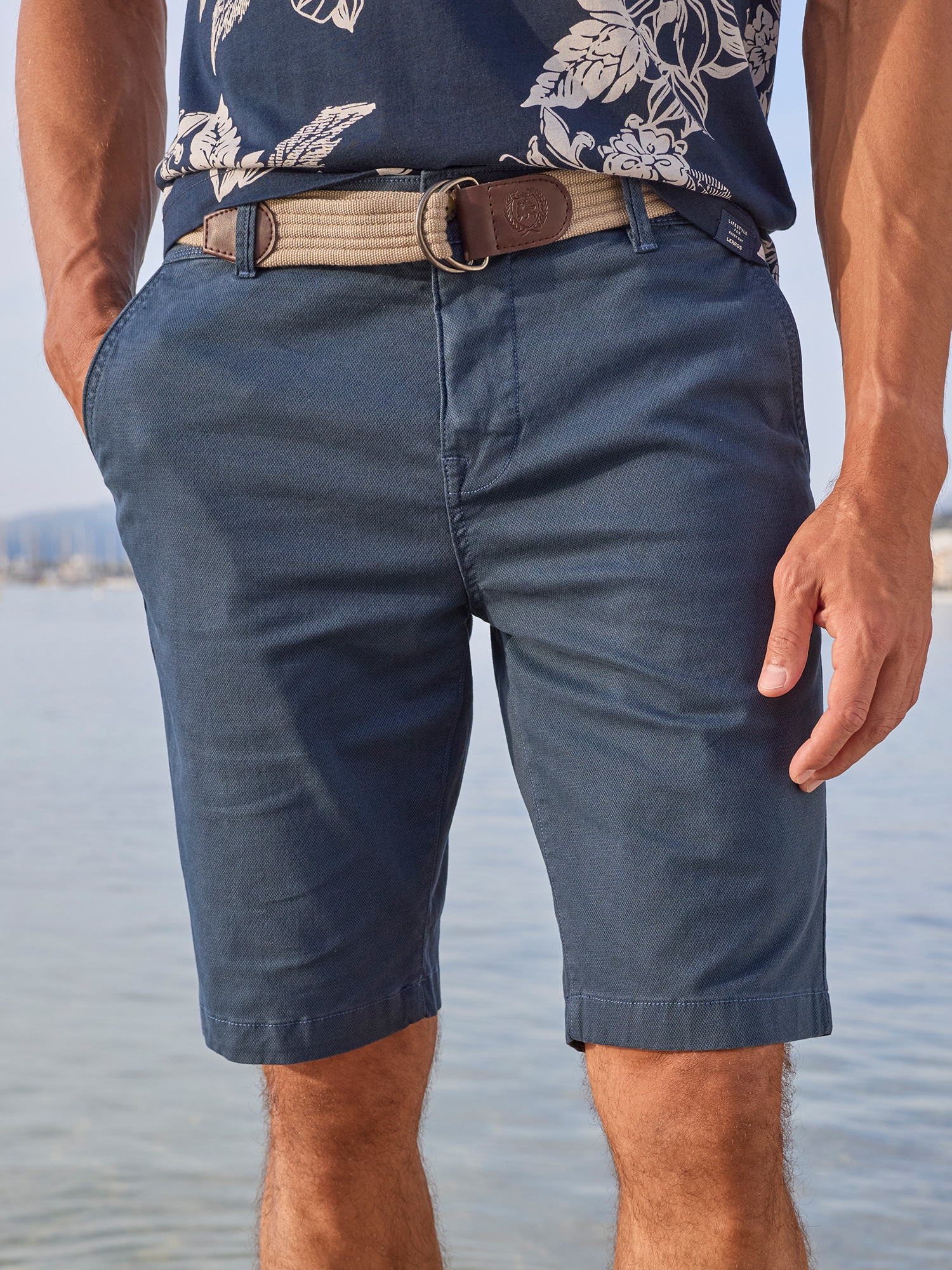 Chinoshorts LERROS "Bequeme Chino-Bermuda mit Gürtel und Minimalprint", Herren, Gr. 33, storm blau, 98% Baumwolle, 2% Elasthan, Hosen Chinoshorts, Leichte Sommershorts aus 98% Baumwolle und 2% Elasthan, mit 4 Taschen