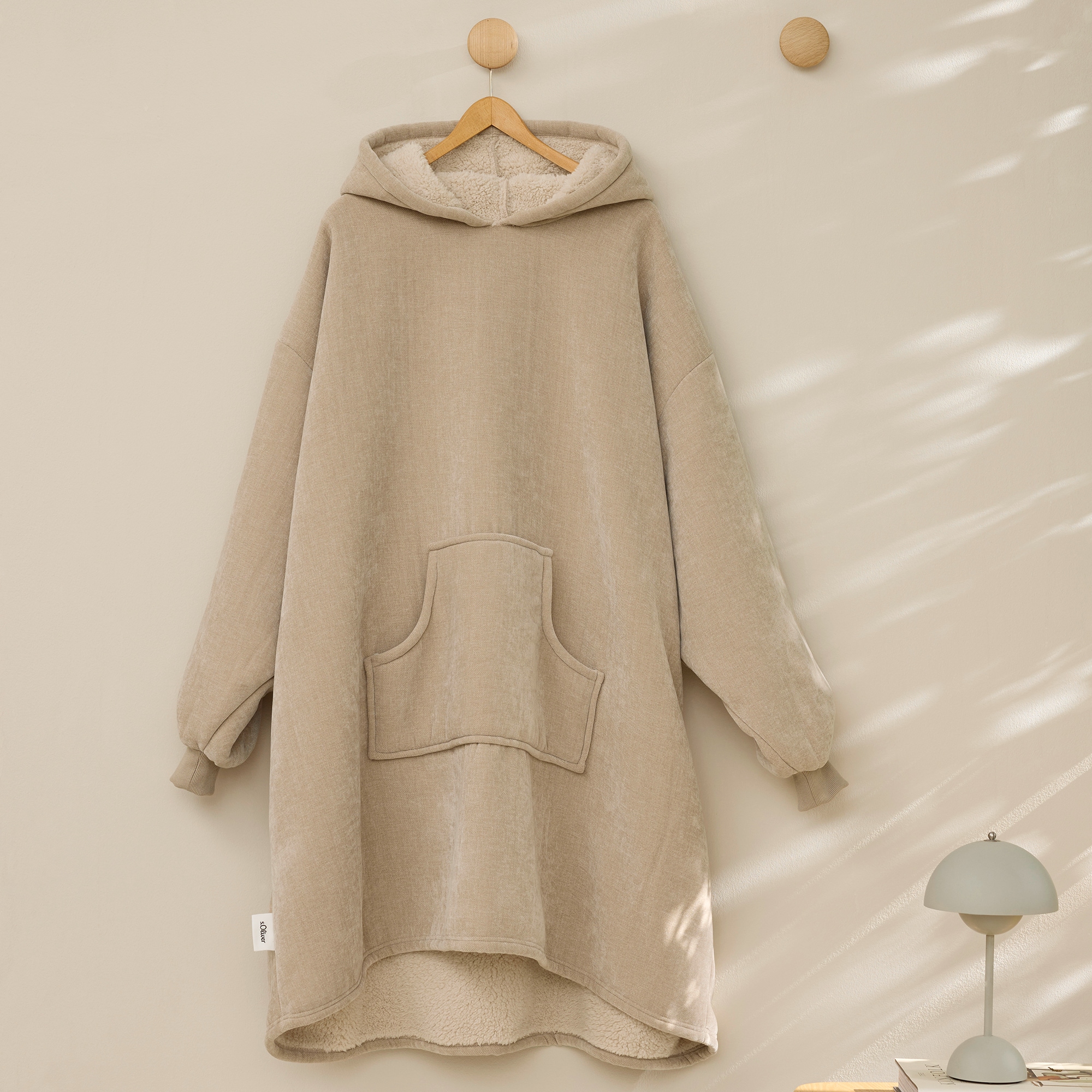 s.Oliver Wohndecke »s.Oliver Lounge Hoodie« mit Kapuze, Ärmeln und Tasche