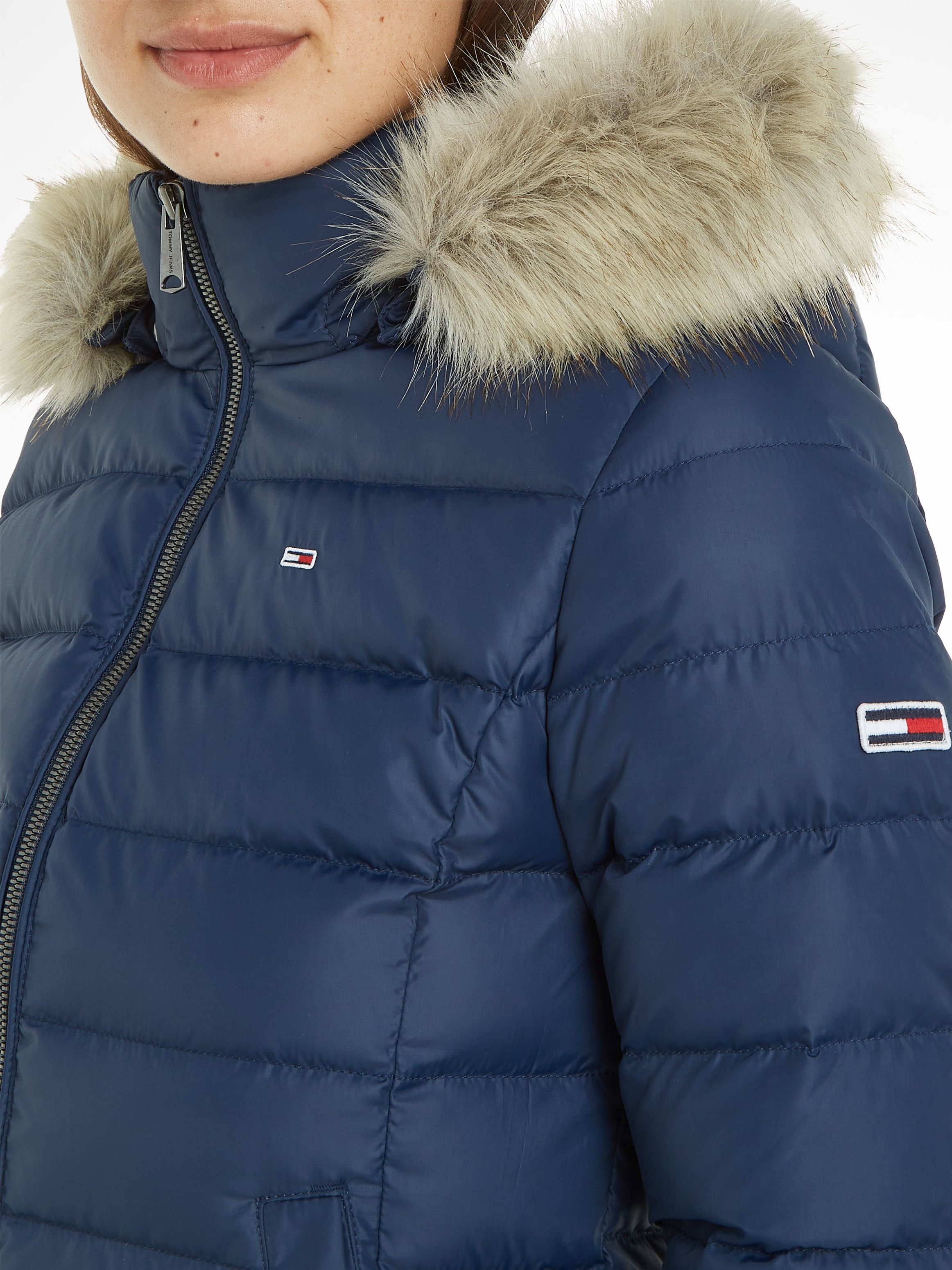 Tommy Jeans Daunenjacke »BASIC HOODED DOWN JACKET«, mit Kapuze, mit Fellimitat an der Kapuze & Tommy Jeans Logo-Flag