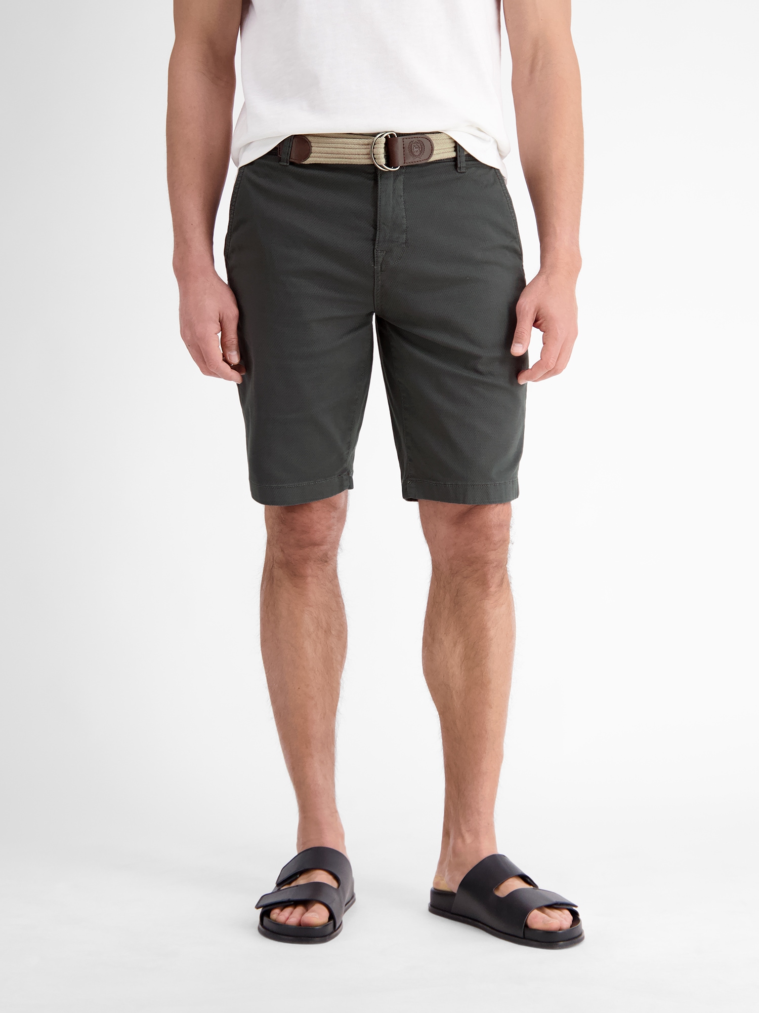 Chinoshorts LERROS "Bequeme Chino-Bermuda mit Gürtel und Minimalprint", Herren, Gr. 38, schwarz graphite, 98% Baumwolle, 2% Elasthan, Hosen Chinoshorts, Leichte Sommershorts aus 98% Baumwolle und 2% Elasthan, mit 4 Taschen