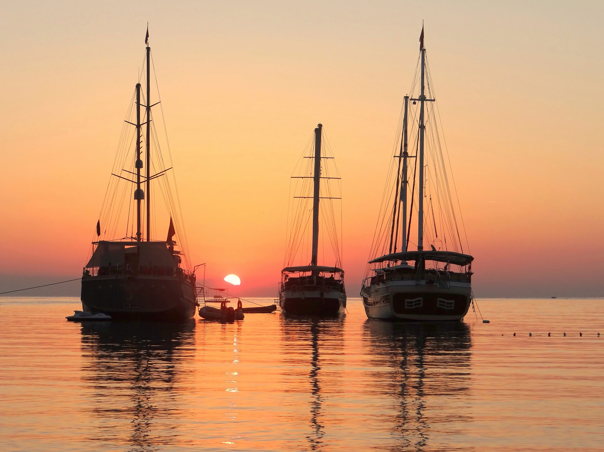 Papermoon Fototapete "SCHIFFE-SONNENAUFGANG WALD WALD MEER STRAND BOOTE SEE"