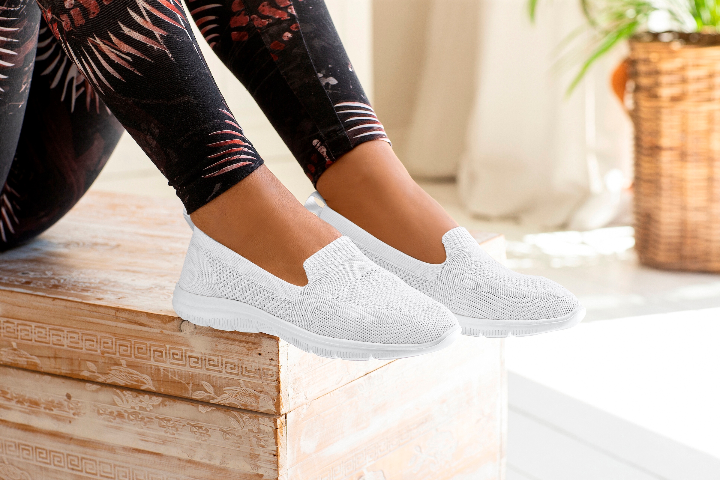 LASCANA Slipper, Sneaker, Halbschuh, ultraleicht zum Reinschlüpfen VEGAN günstig online kaufen