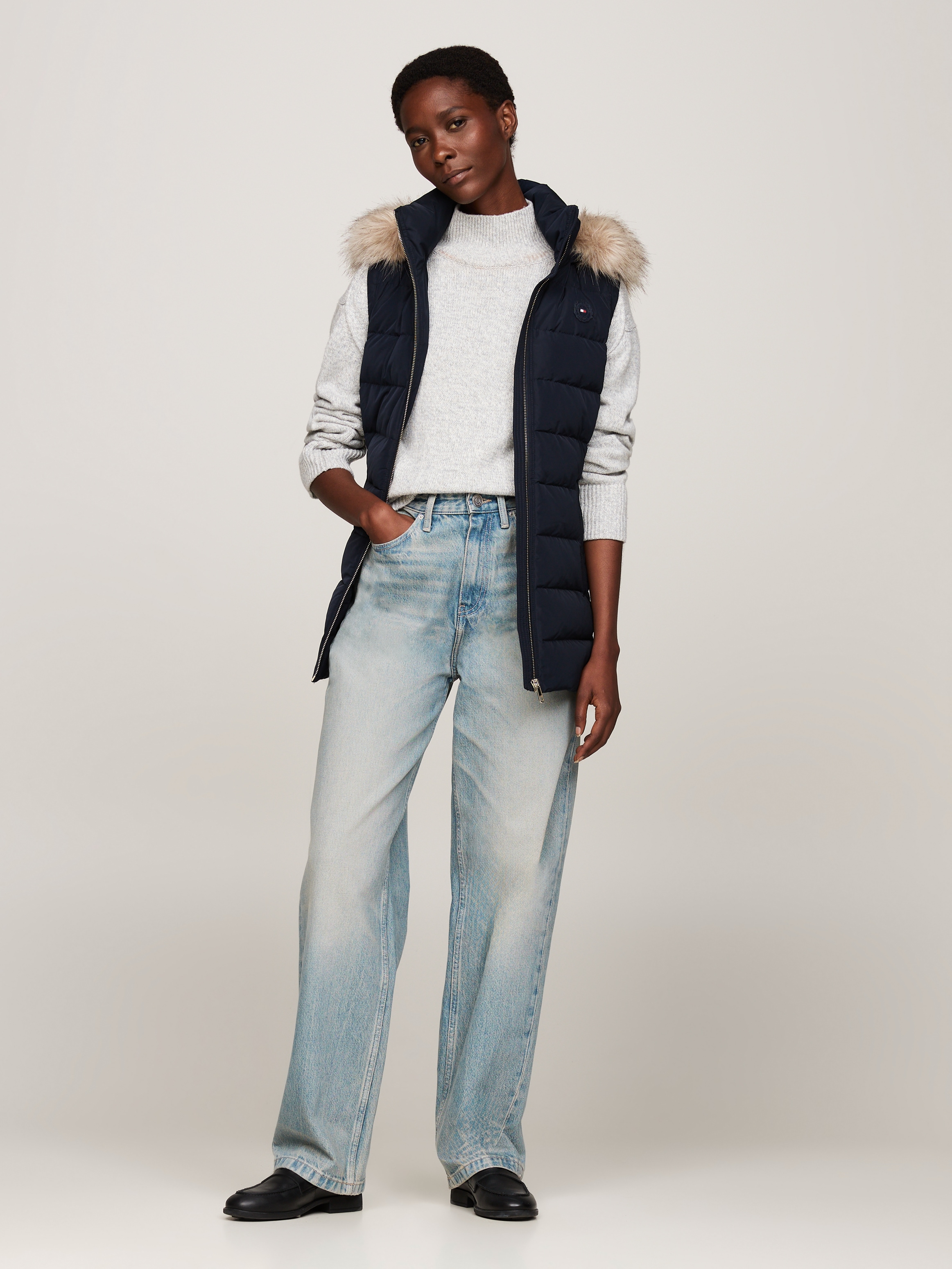 Tommy Hilfiger Steppweste »HERITAGE DOWN TYRA VEST WITH FUR«, mit Logopatch