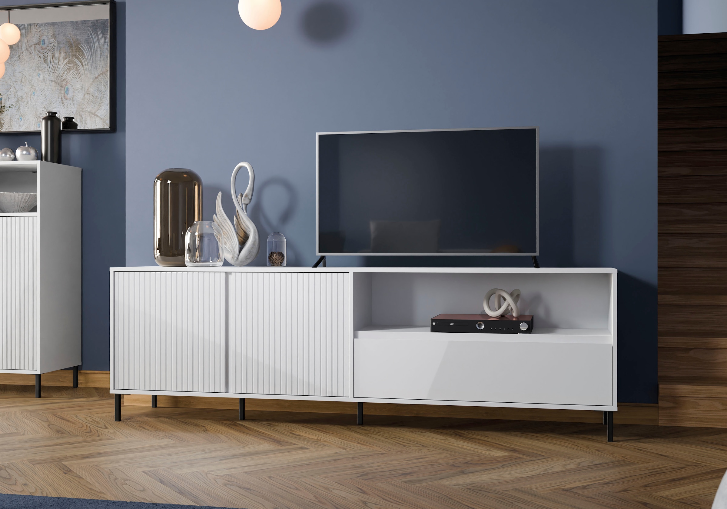 Home affaire Lowboard "viel Stauraum, Soft Close, 2 Türen und 1 Schubkasten" mit Metallfüßen, Breite 208 cm, grifflos, Fronten geriffelt