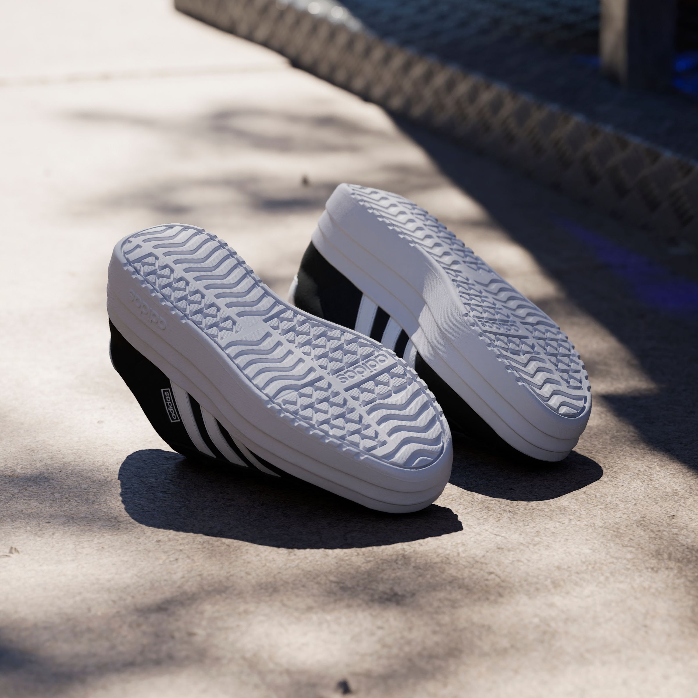 adidas Sportswear Plateausneaker »VL COURT BOLD LIFESTYLE KIDS«, Design auf den Spuren des adidas Gazelle Bold