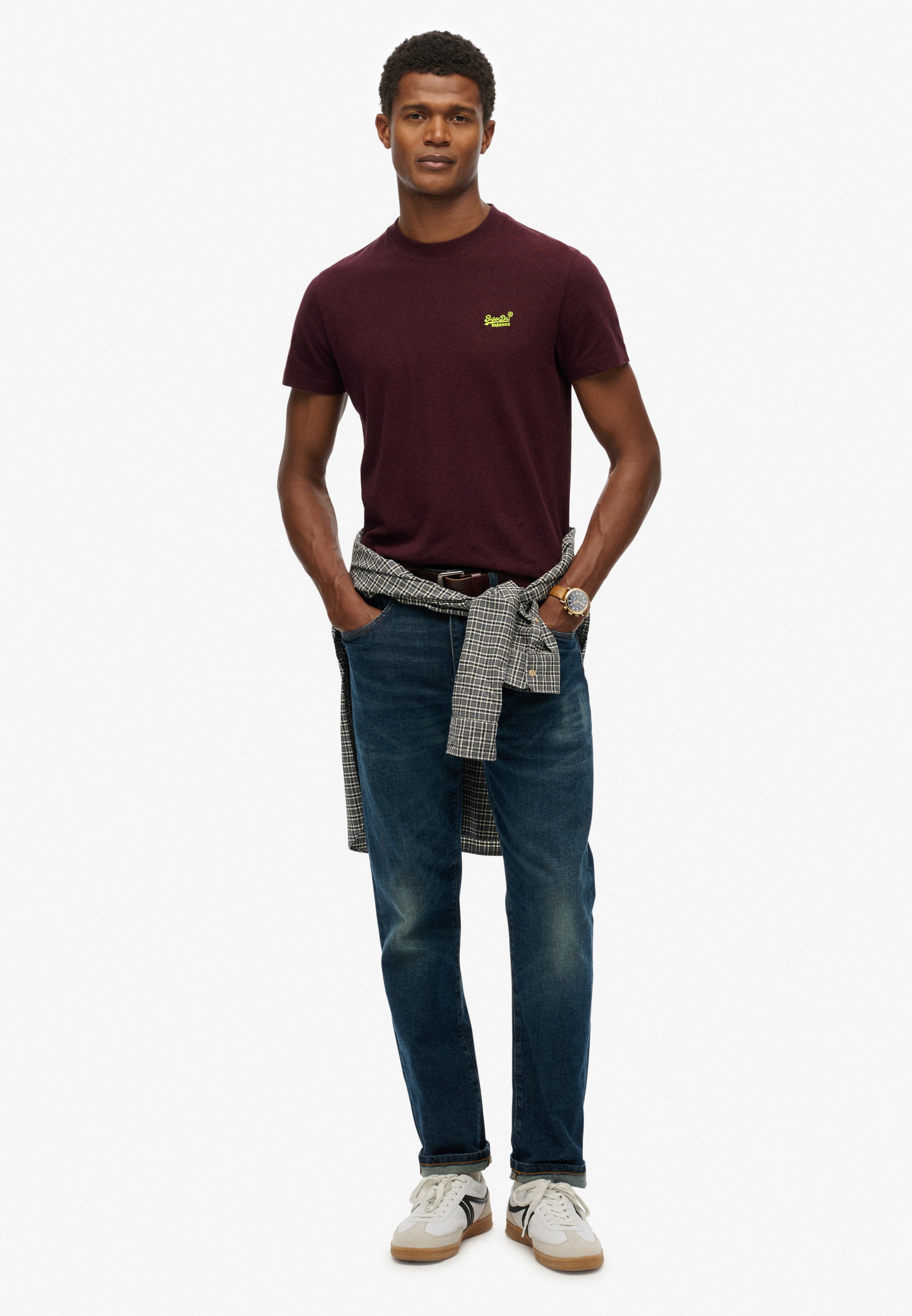 Superdry Rundhalsshirt »ESSENTIAL LOGO EMB TEE« aus Baumwolle und Single Jersey, Slim Fit, Kurzarm, hüftlang