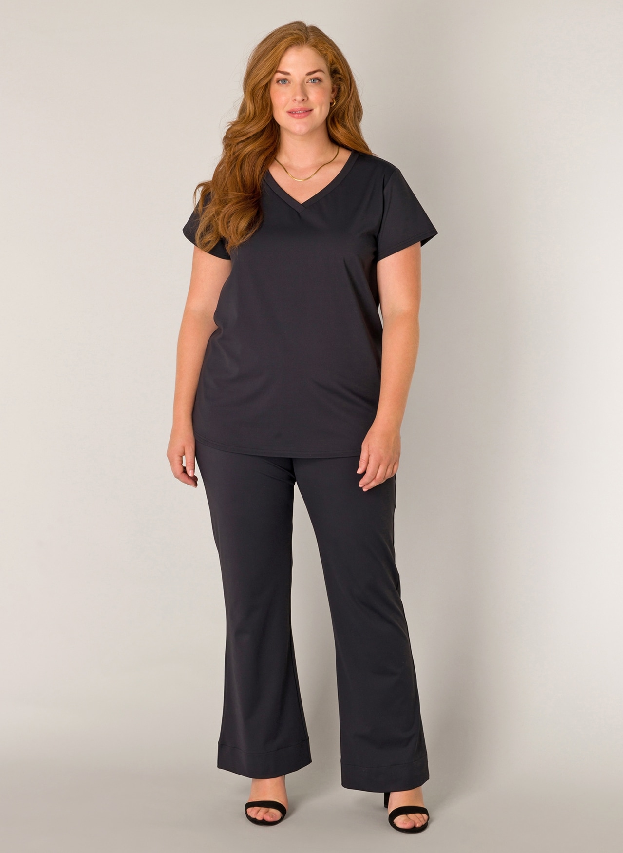 Thumbnail - Base Level Curvy V-Shirt "Lilly" mit Stretch