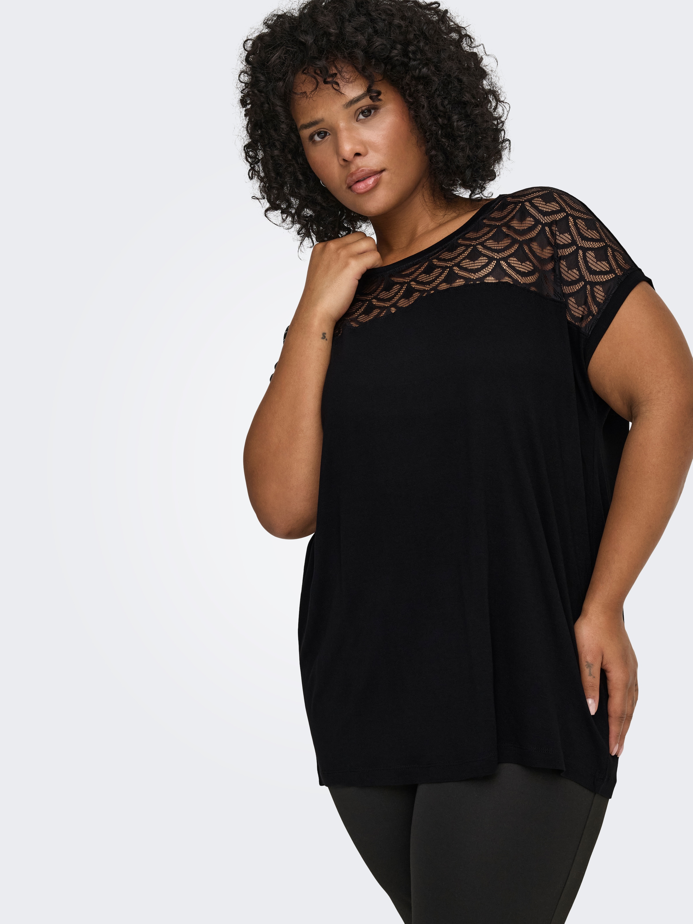 ONLY CARMAKOMA Longshirt »CARFLAKE« vorn in Spitzenoptik