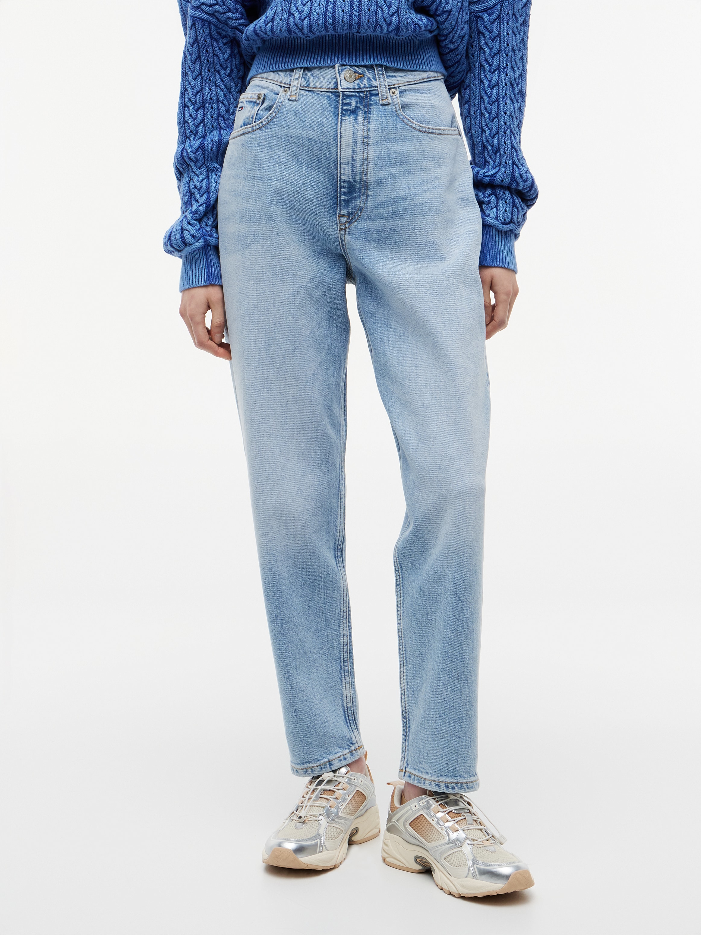 Mom-Jeans TOMMY JEANS "MOM JEAN UH TPR", Damen, Gr. 32, Länge 28, denim light, Denim/Jeans, Obermaterial: 81% Baumwolle, 18% Lyocell, 1% Elasthan, unifarben, lang, Jeans, Tapered Mom Jeans mit ultrahohem Bund