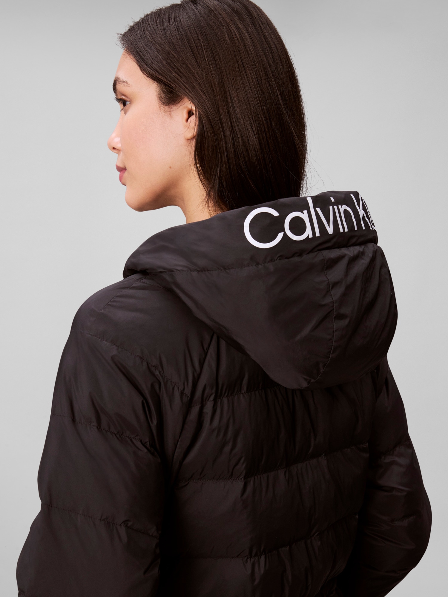 Calvin Klein Jeans Steppmantel »LGHTWGHT LG MD LNGTH«, Mit Rundhalsausschnitt