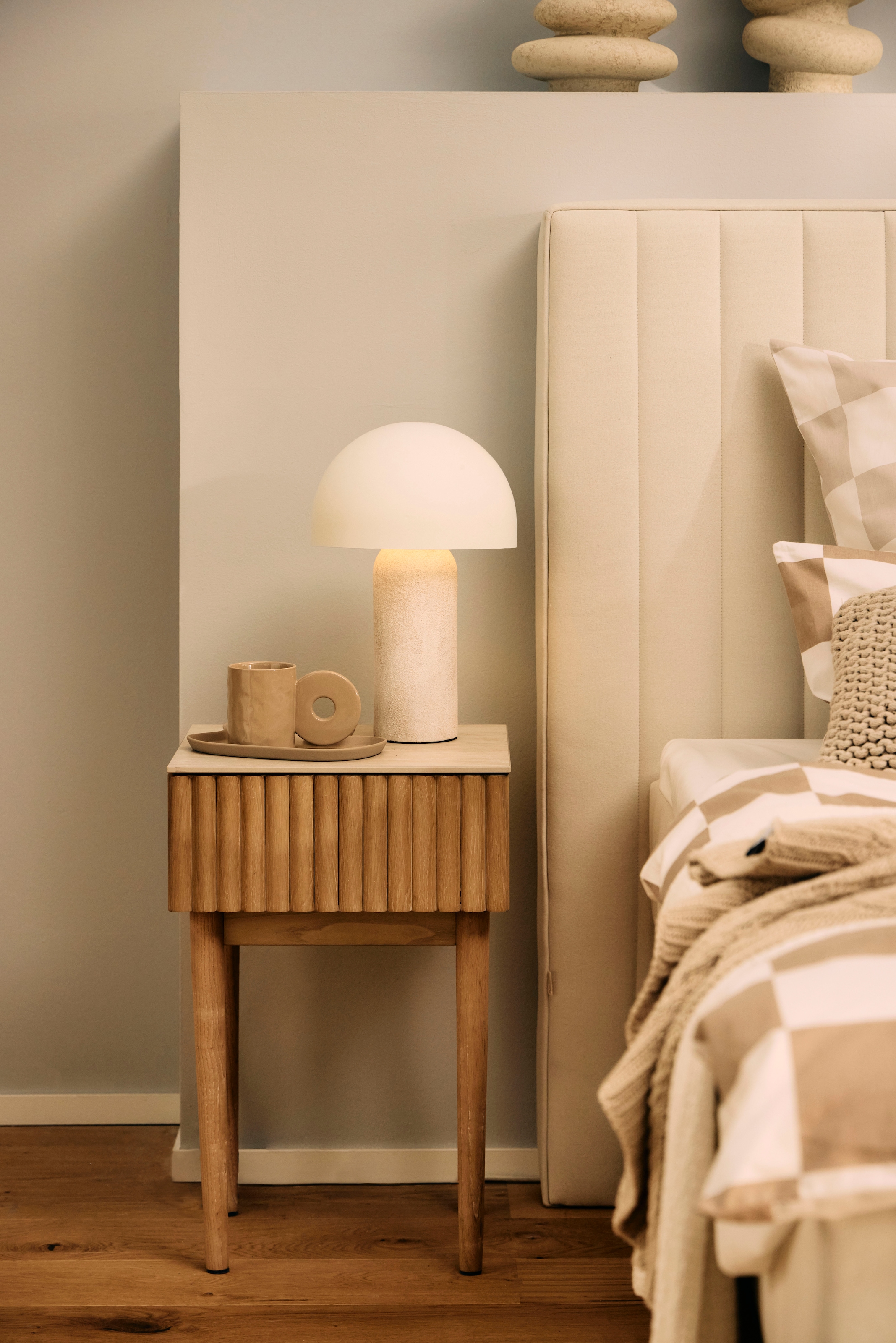 homsy by Ana Johnson Nachttisch "Solva" Esche-/Eukalyptusholz, geriffelte F günstig online kaufen