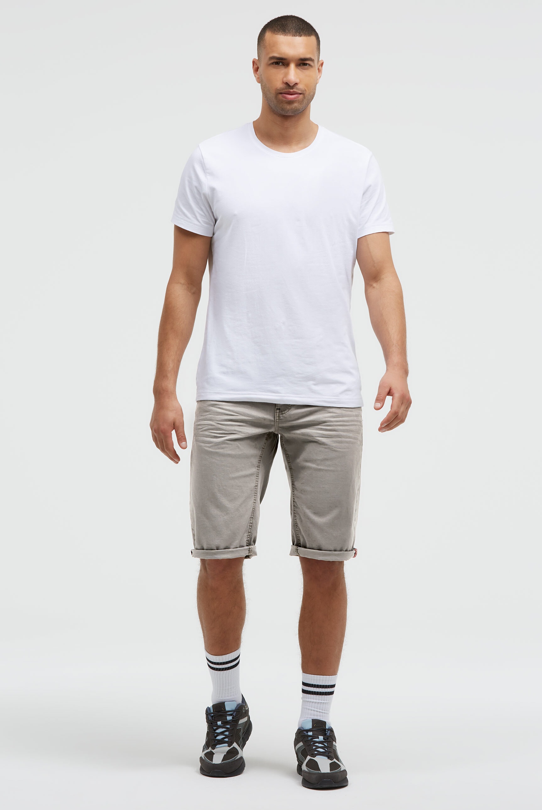 CAMP DAVID Jeansshorts mit geknöpften Klappentaschen am Gesäß