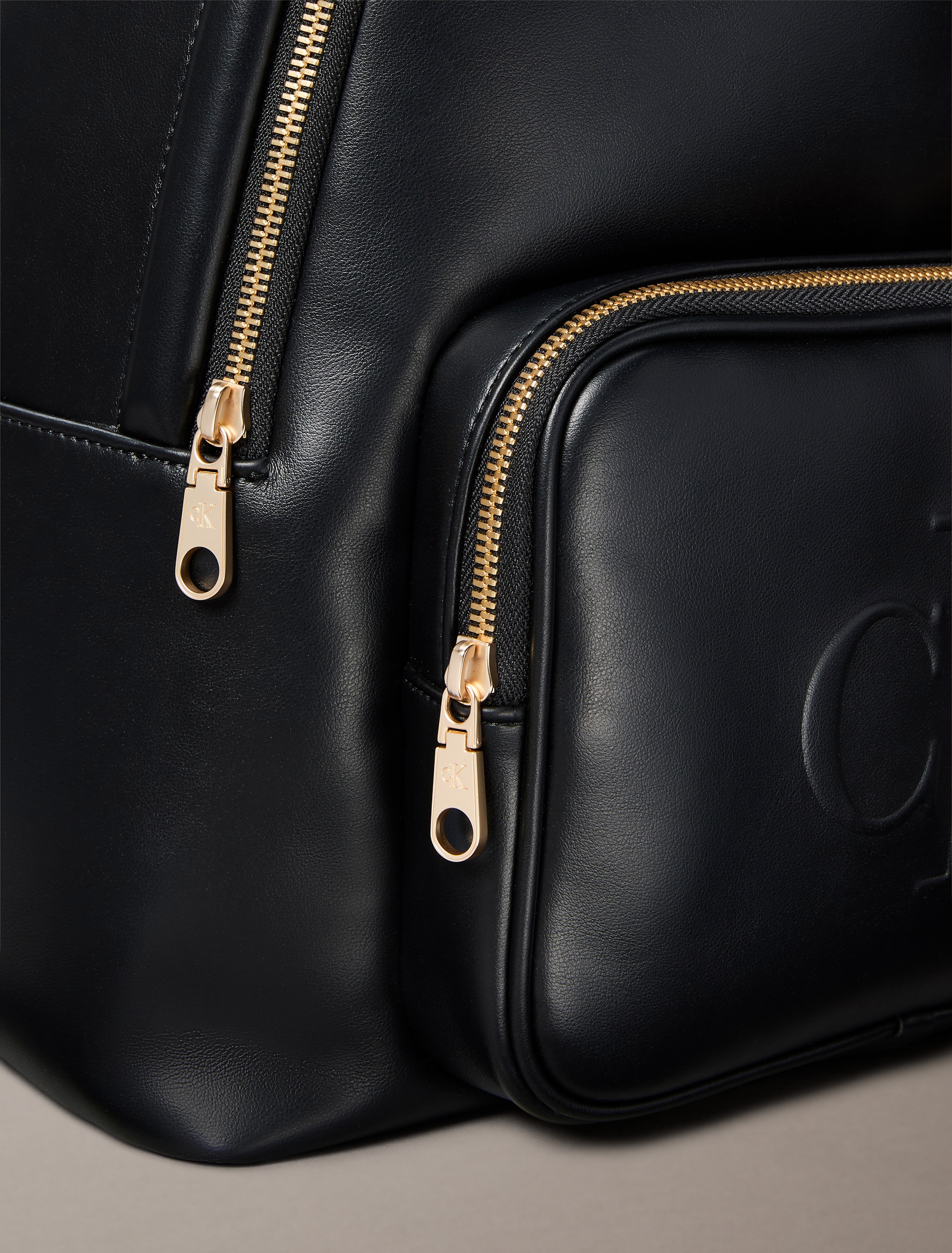 Calvin Klein Rucksack »RAISED CK BACKPACK«, Cityrucksack, Freizeitrucksack, mit CK-Logo