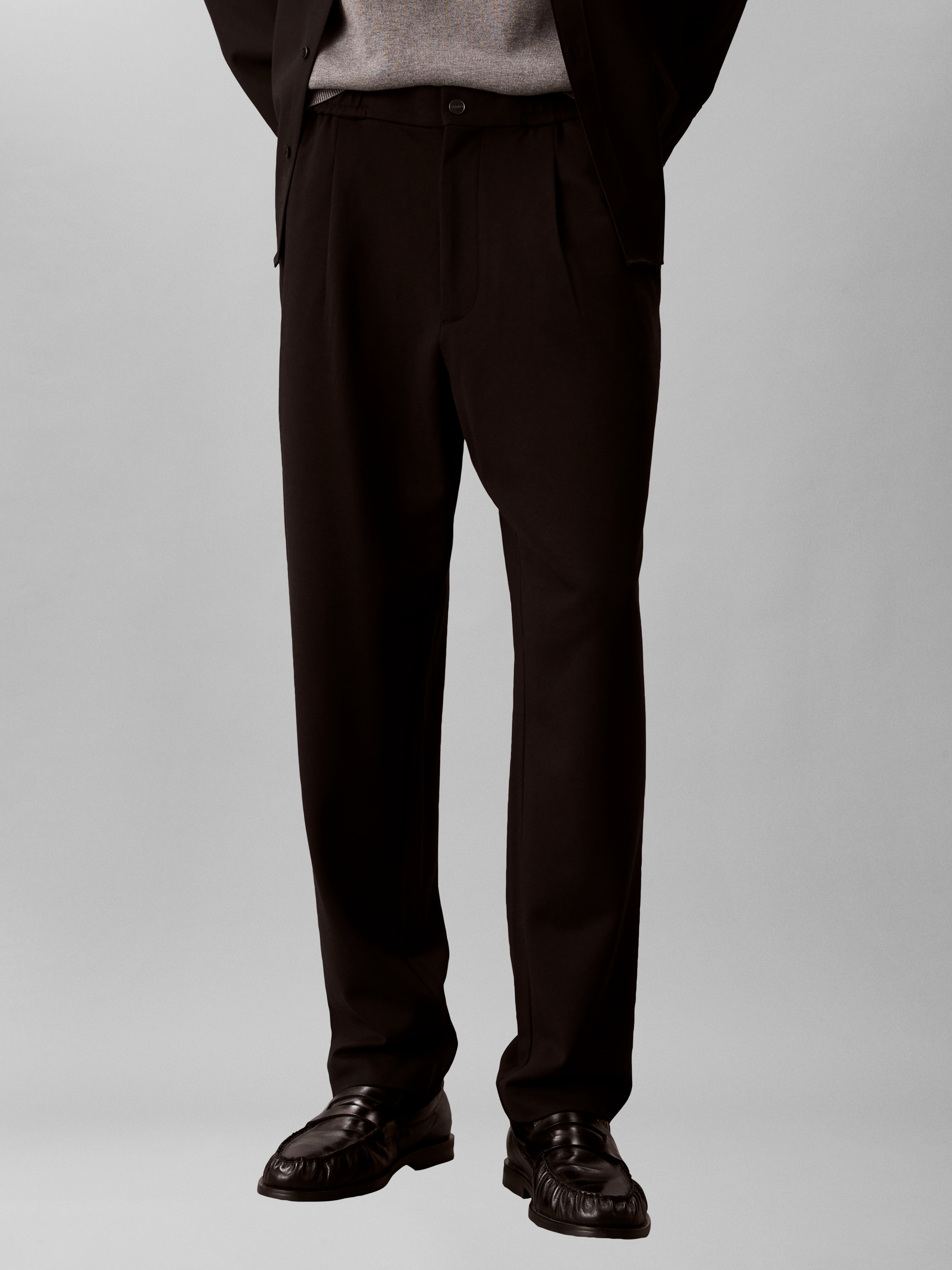 Calvin Klein Jeans Bundfaltenhose »TAPERED TECH KNIT PLEATED PANT«  Regular fit mit elastischem Bund