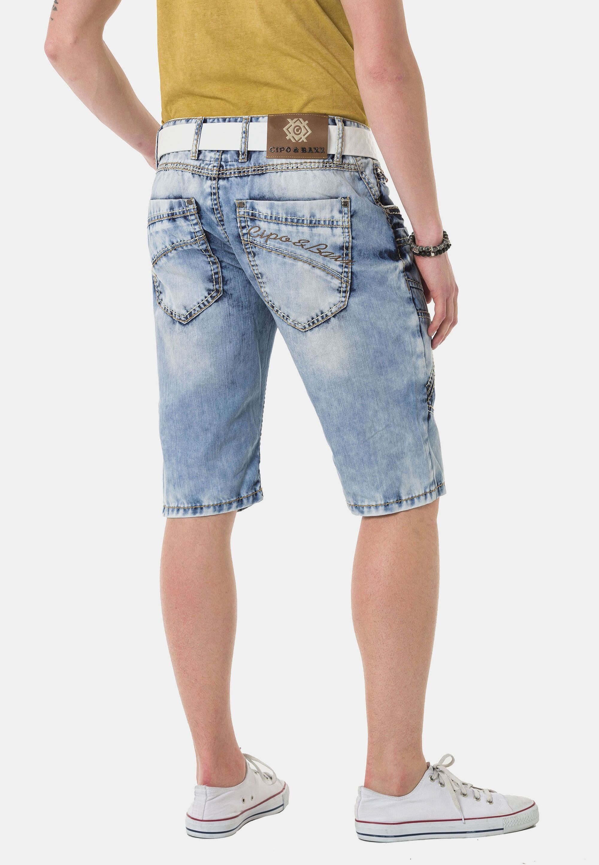 Cipo & Baxx Jeansbermudas »Capri-Shorts«, mit auffälligen Ziernähten
