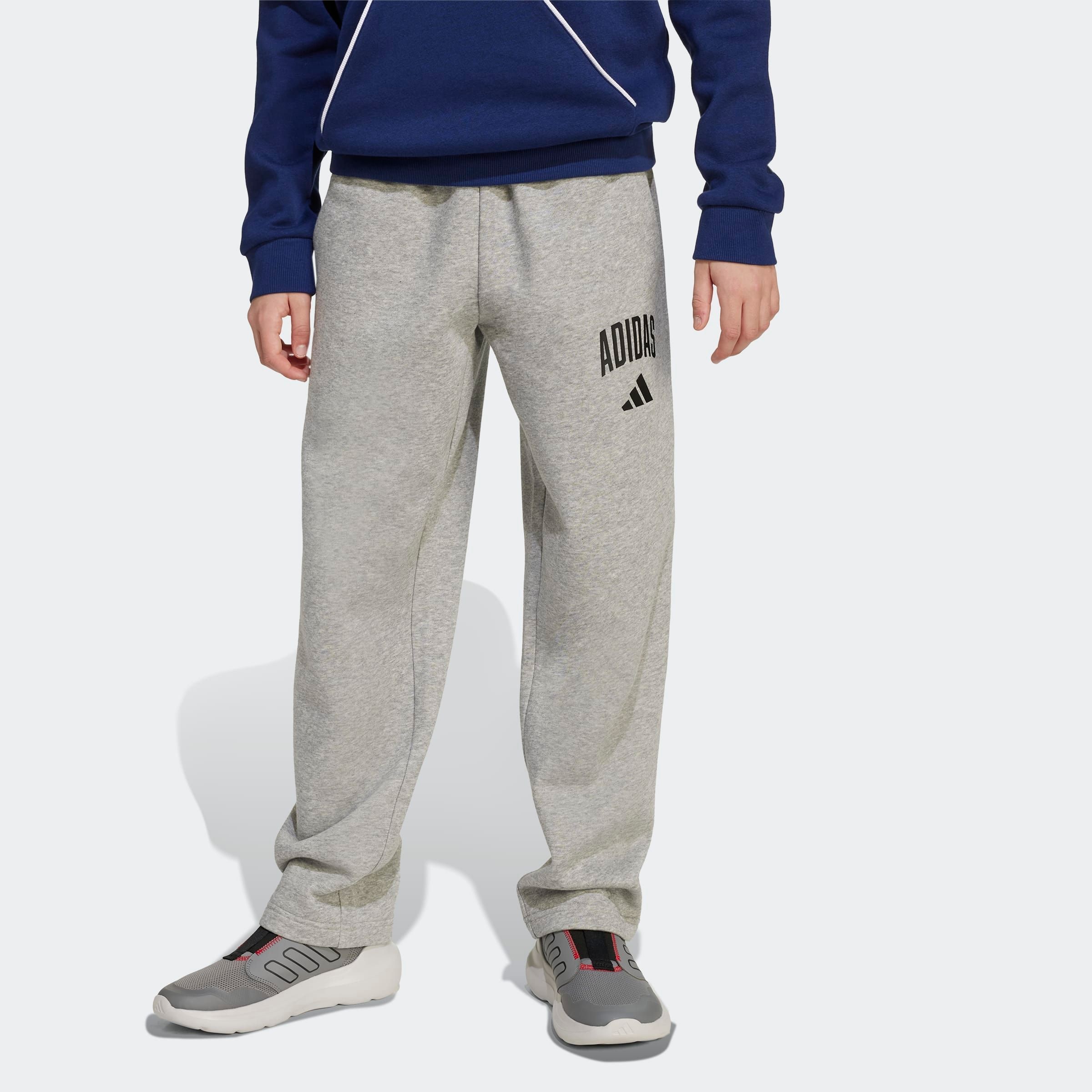 adidas Sportswear Sporthose "SAISON ESSENTIALS COLLEGE TYPOGRAPHIE KINDER" für Kinder und Teens, sportlicher Stil, mit Seitentaschen