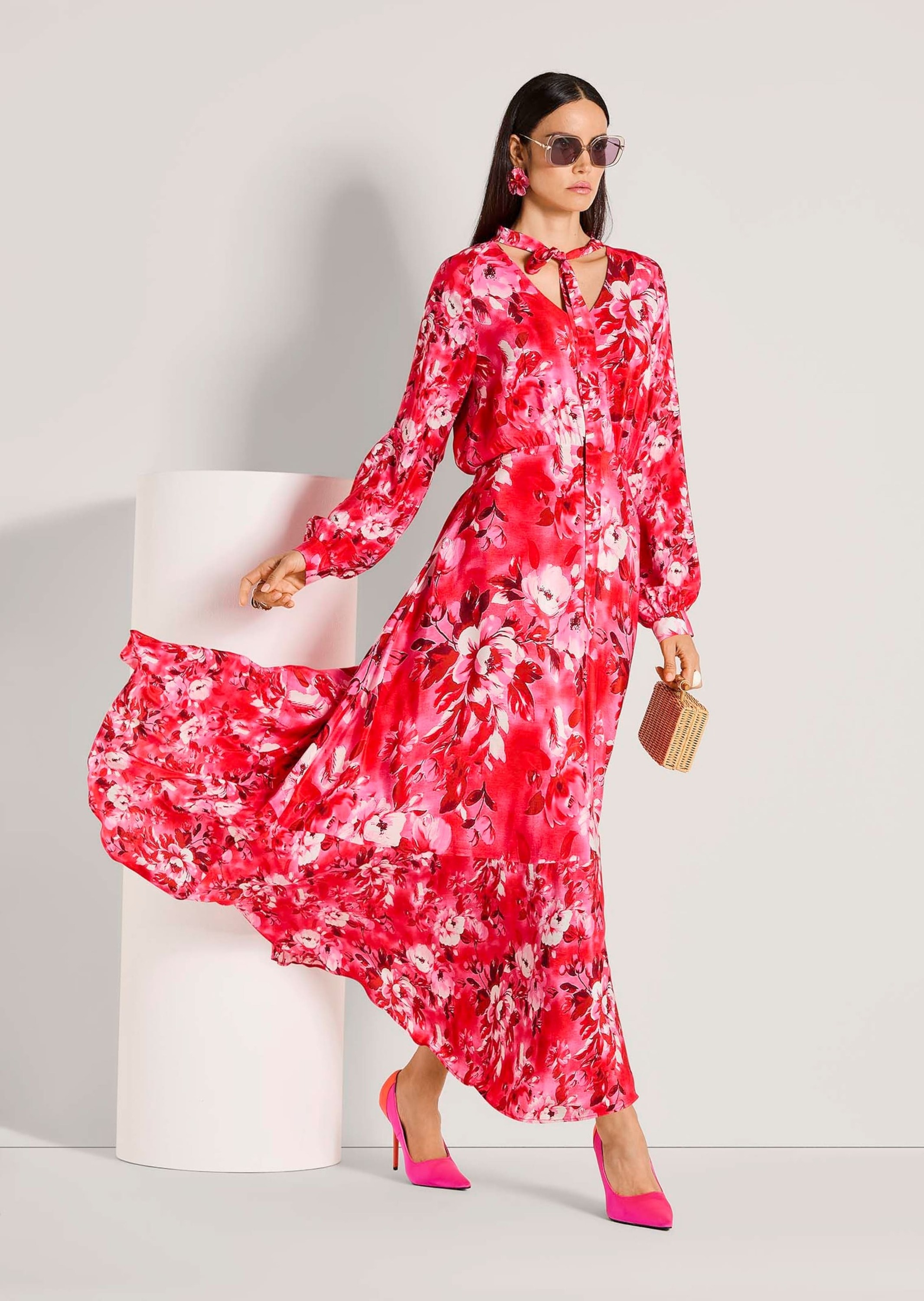 MADELEINE Druckkleid »Druckkleid Stretchkleid mit Blumenmuster« Mit Bindeband am Ausschnitt