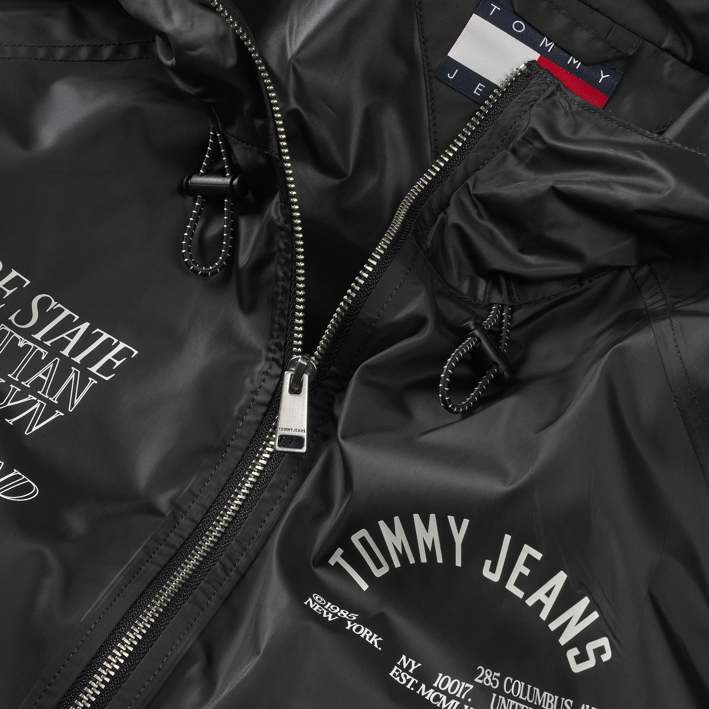 Tommy Jeans Windbreaker »TJM WINDBRKR BOROUGHS JACKET«, mit Kapuze, Mit Rundhalsausschnitt