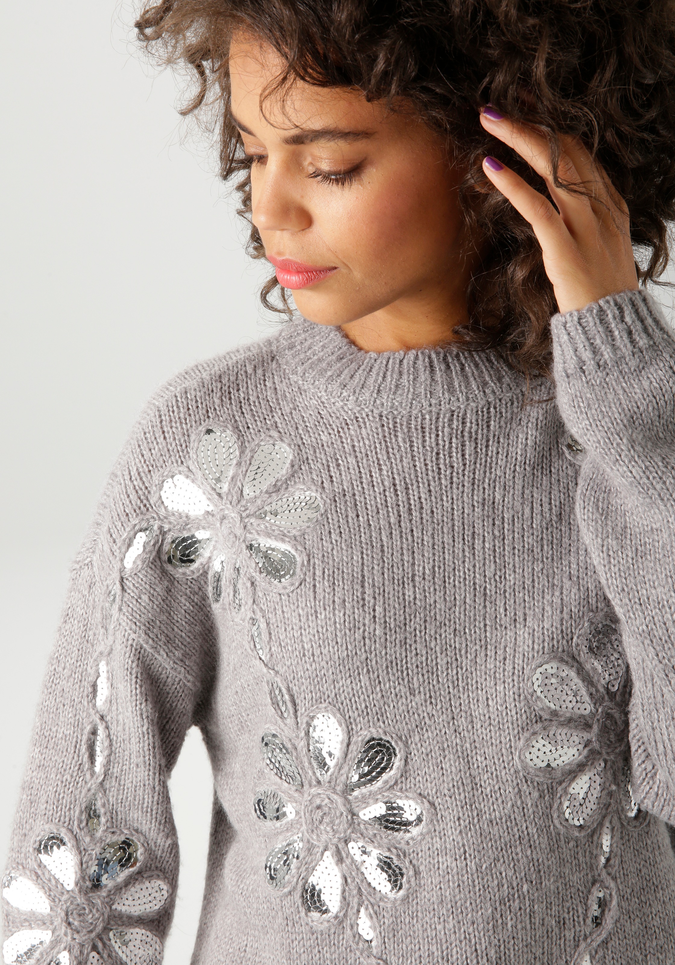 Aniston CASUAL Strickpullover, mit Pailletten verzierte Blüten-Applikationen - NEUE KOLLEKTION