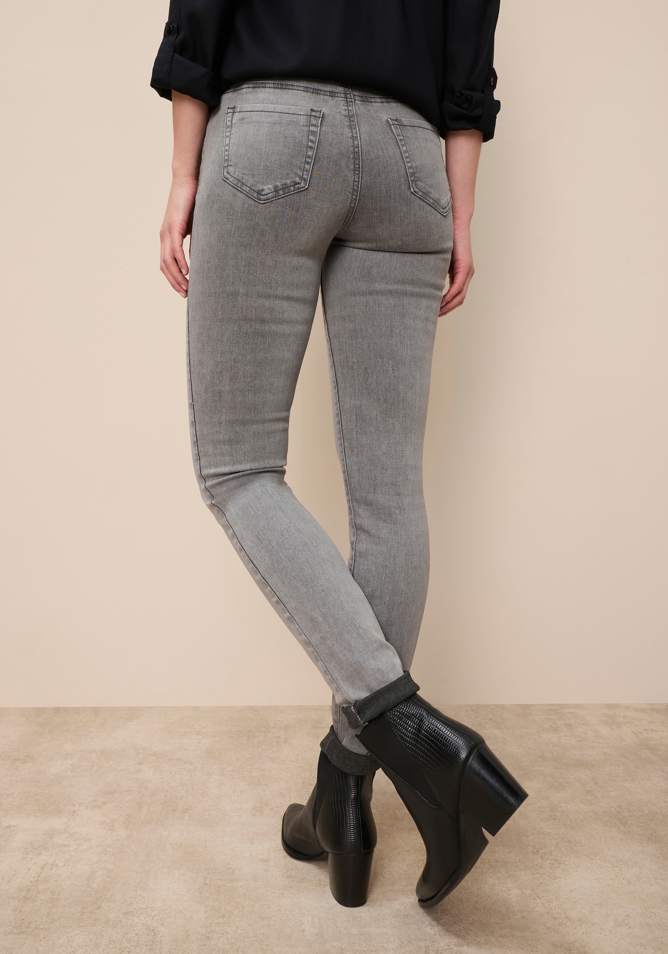 Tamaris Skinny-fit-Jeans »aus bequemen Stretch-Denim« schmale Beinweite, mit Gürtelschlaufenbund, mit Metallreißverschluss
