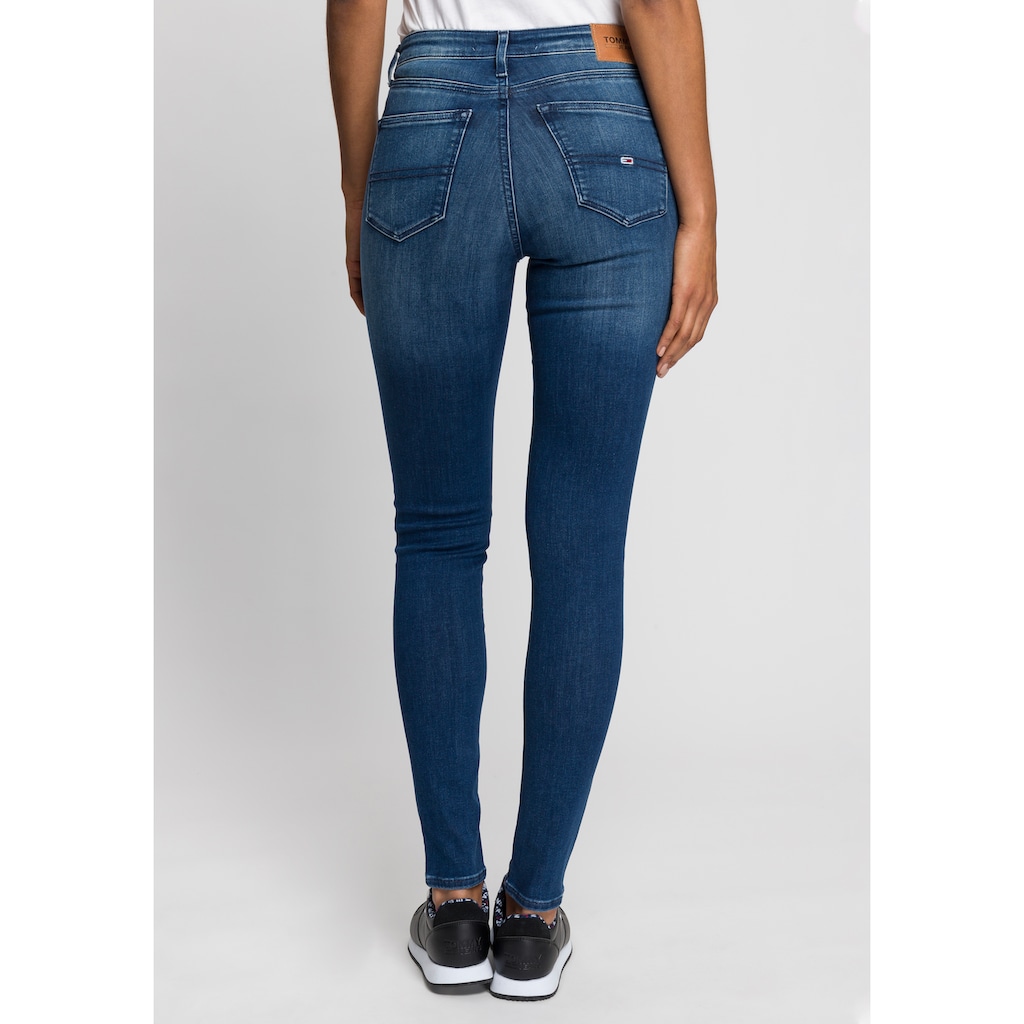 Tommy Jeans Skinny-fit-Jeans »NORA MR SKNY«, mit Tommy Jeans Logo-Badge & Stickereien