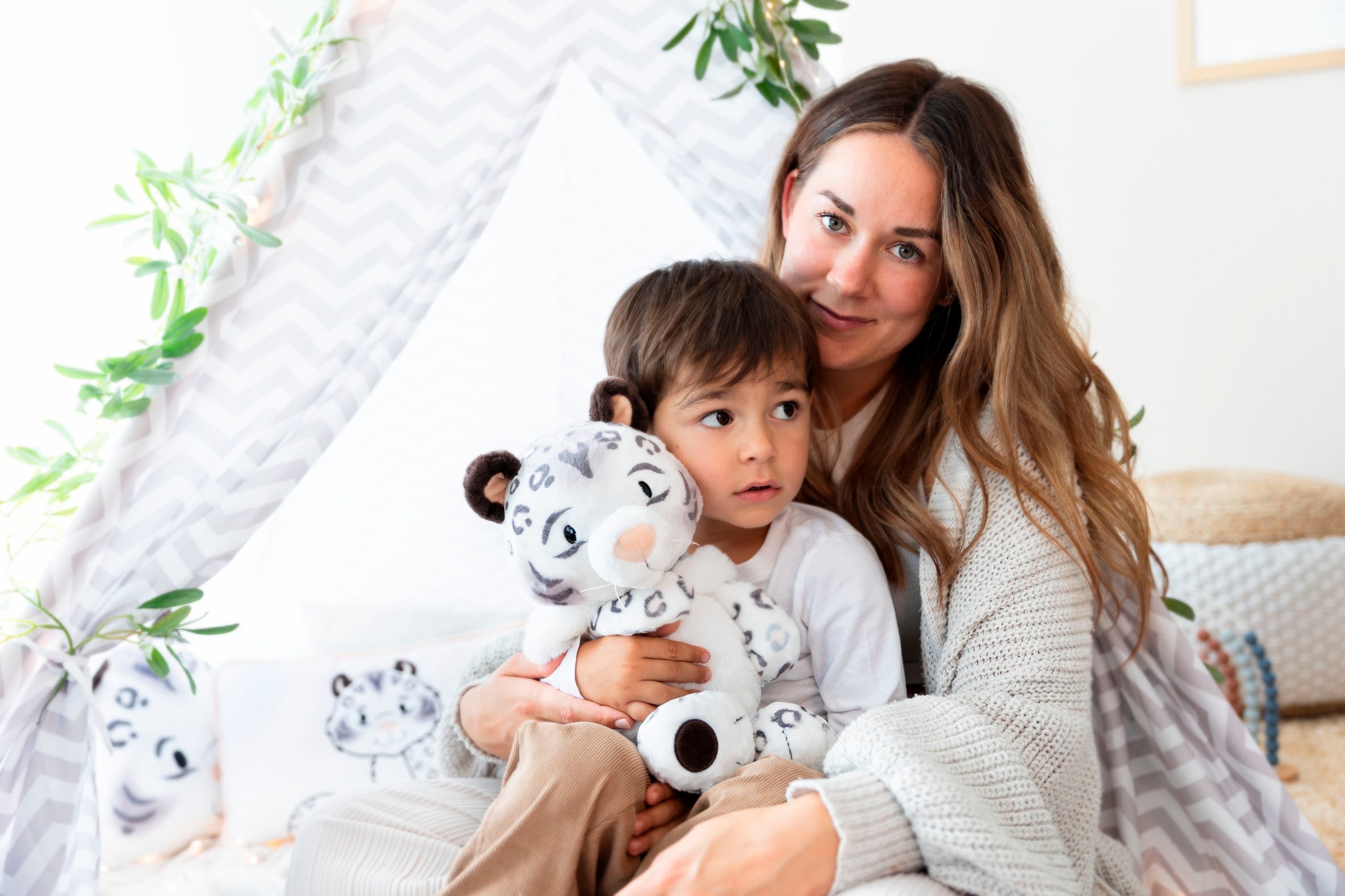 Nici Kuscheltier »Winter, Schneeleopard Eleni Snowbell, 35 cm schlenkernd« schlenkernd; enthält recyceltes Material