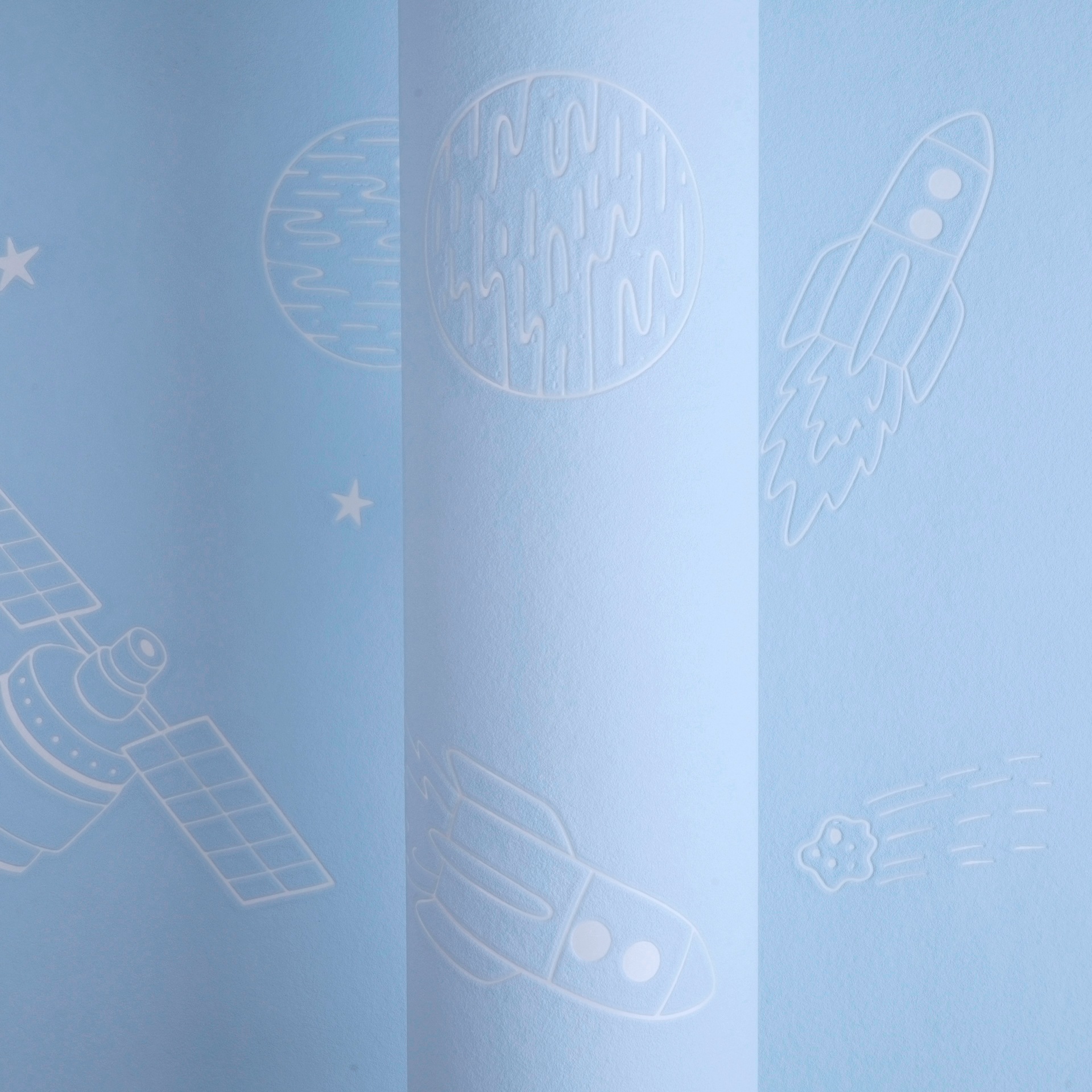 living walls Vliestapete »Kids Studio Weltraum – Kinderzimmer Vliestapete mit Leuchteffekt« Weltall | grafisch | leicht glänzend glatt Raketen, Planeten und Sterne mit Leuchteffekt im Dunkeln