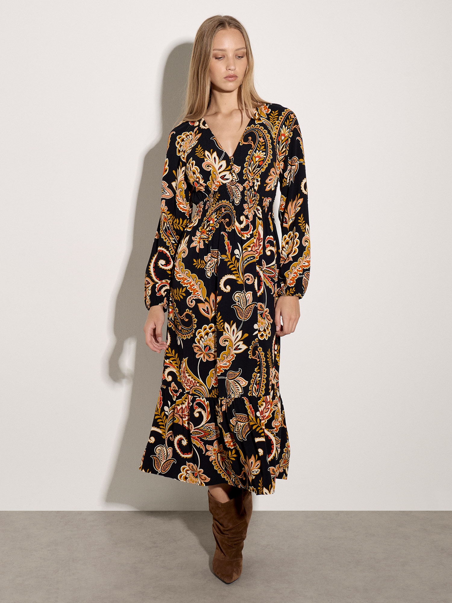 Apricot Midikleid »Wadenlanges Kleid mit Blumen« mit Smokdetails