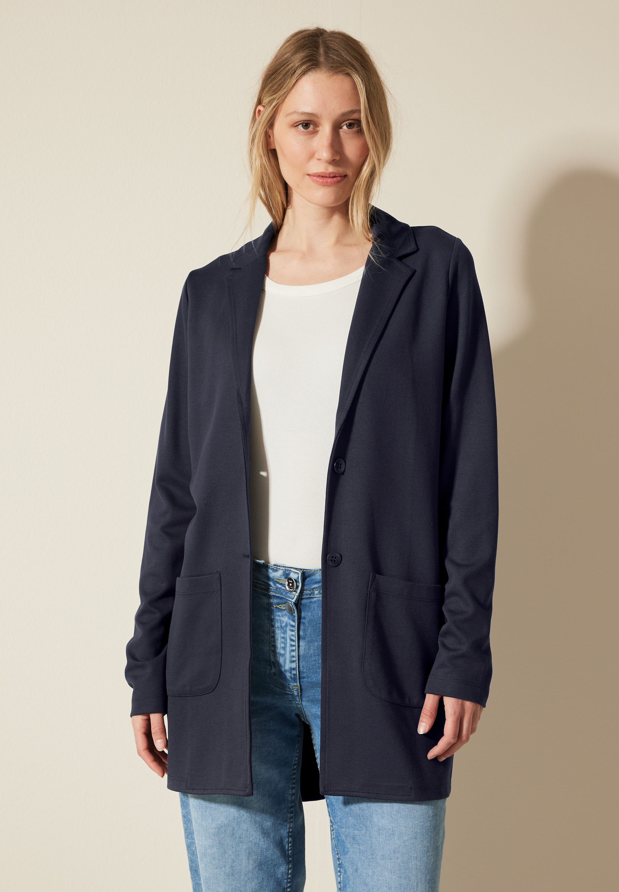Cecil Longblazer, mit Reverskragen