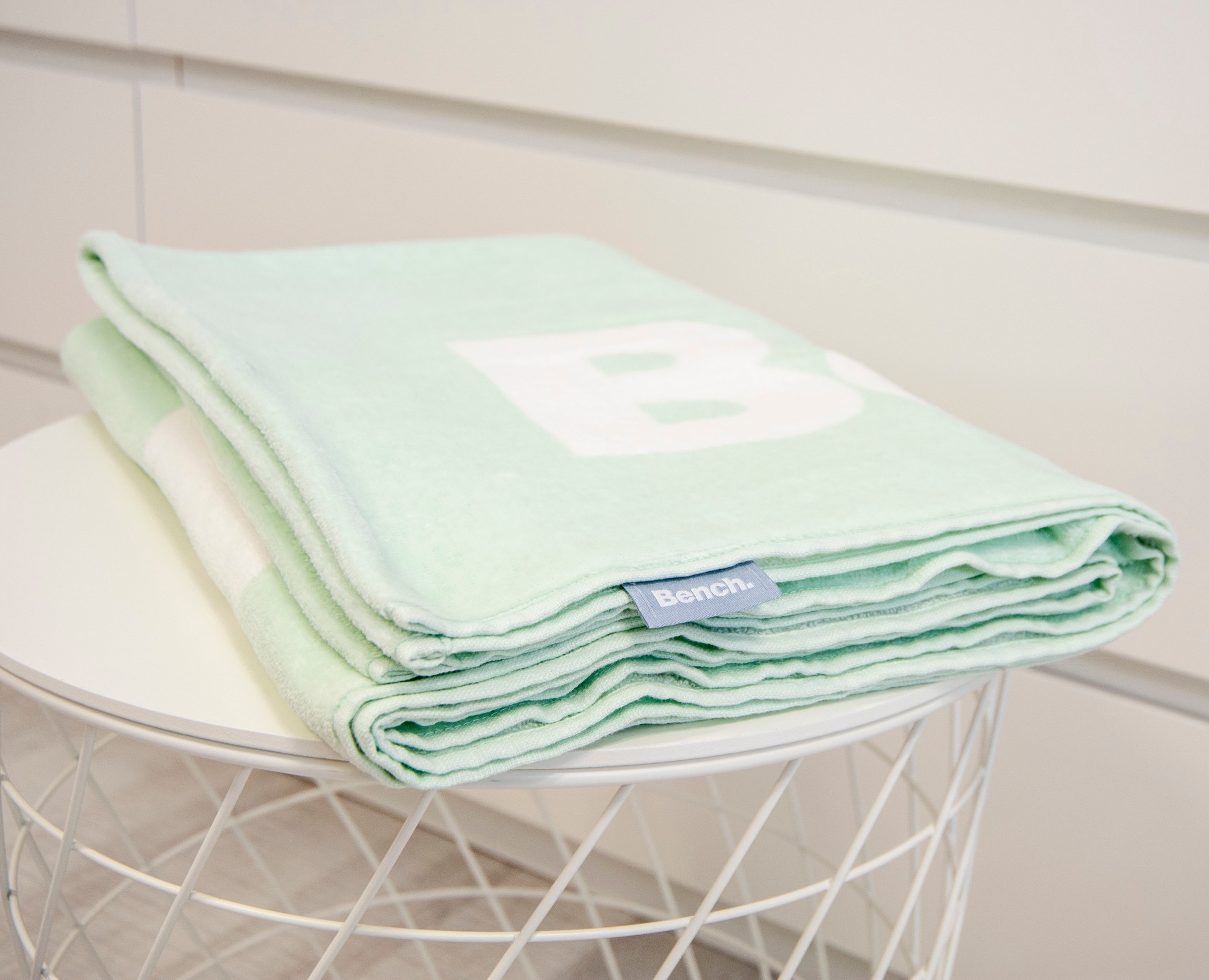 Bench. Strandtuch "Bench" mit dekorativem "Bench" Schriftzug günstig online kaufen