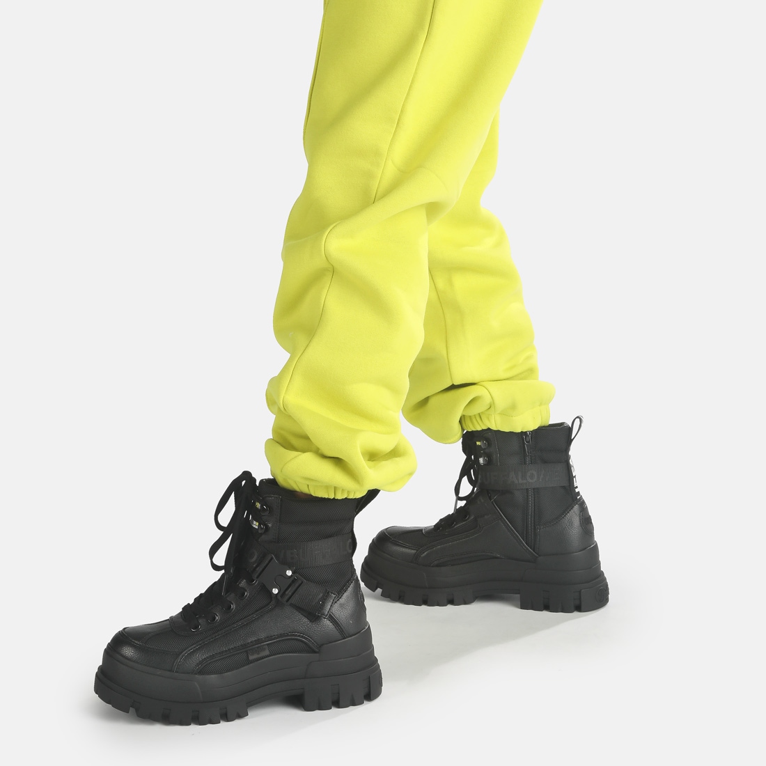 Buffalo Winterboots »Aspha Com1 Vegan«, Schnürstiefelette, Plateauboots mit Innen-Reißverschluss