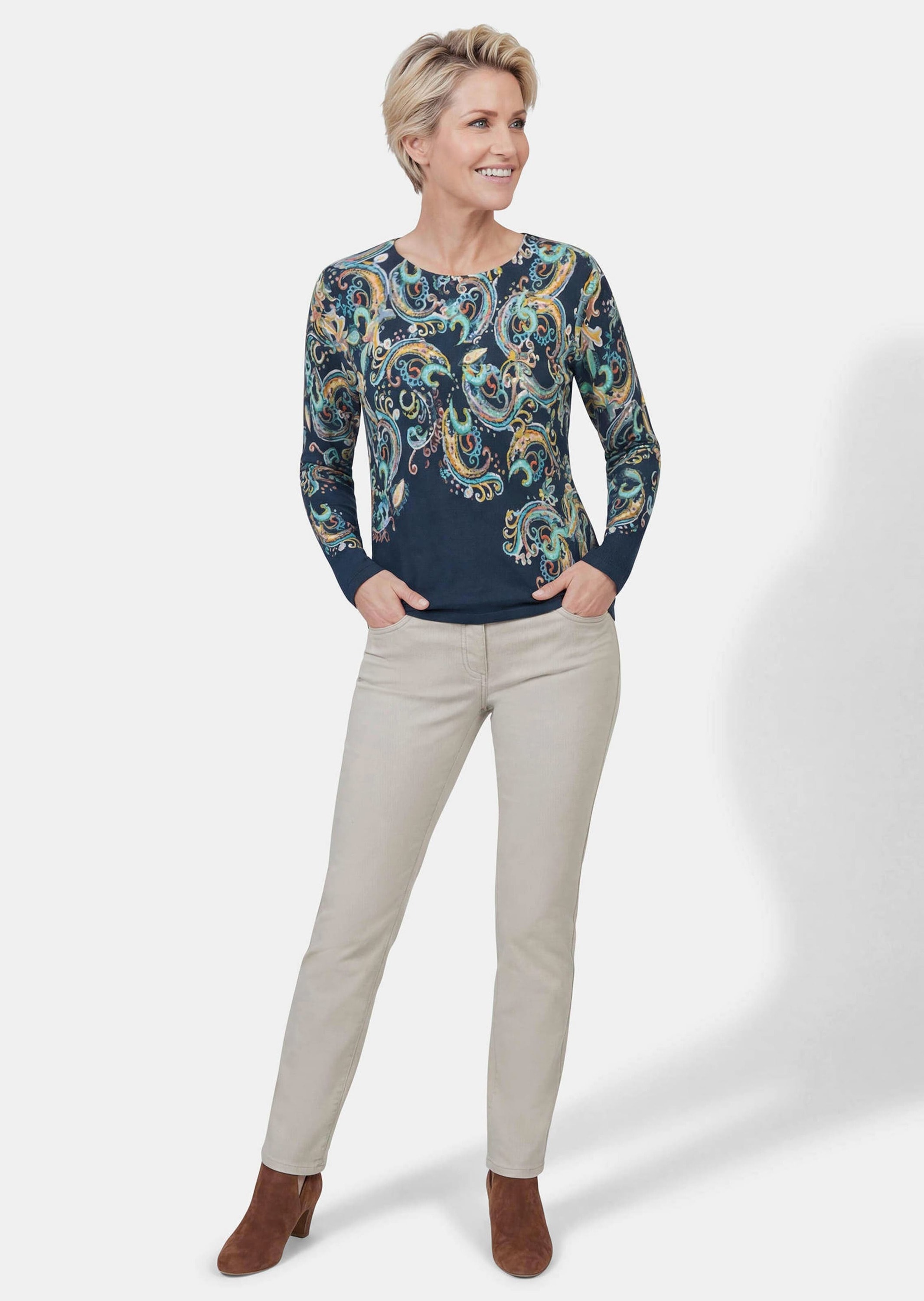 GOLDNER Rundhalspullover »Kurzgröße Feinstrickpullover mit Paisley-Druck« farbenfroher Print auf Strick