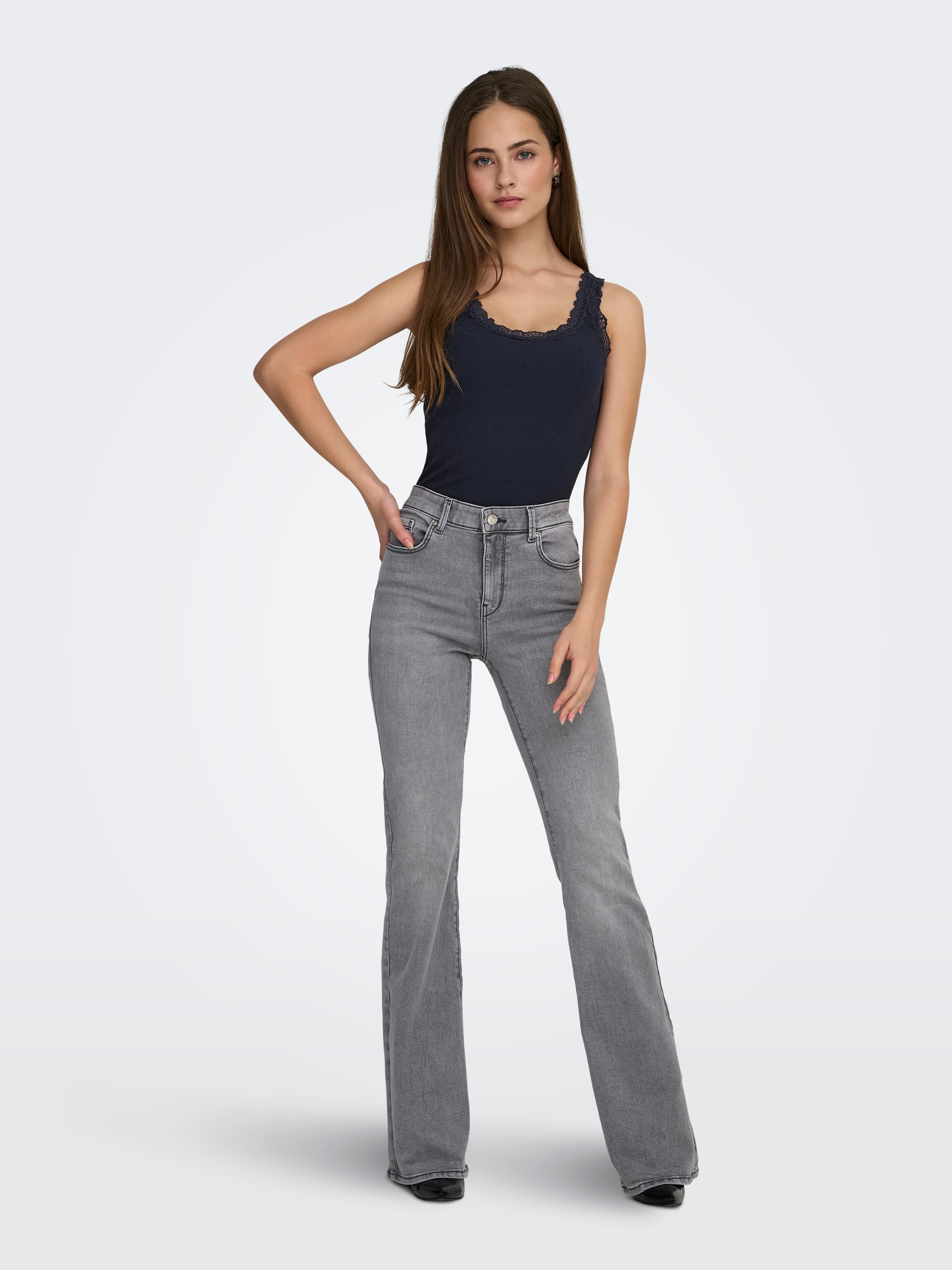 Thumbnail - ONLY Tanktop "ONLSARA – Tanktop mit Spitzendetail am Ausschnitt" Baumwollmischung, regular fit