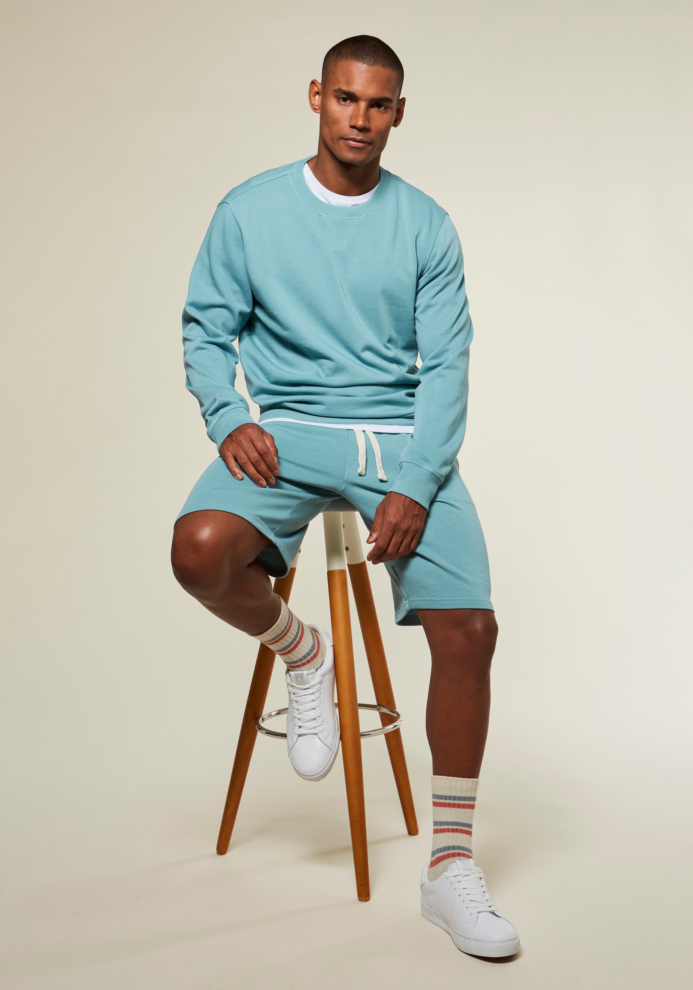 KangaROOS Sweatshorts, seitliche Taschen, kontrast Bänder