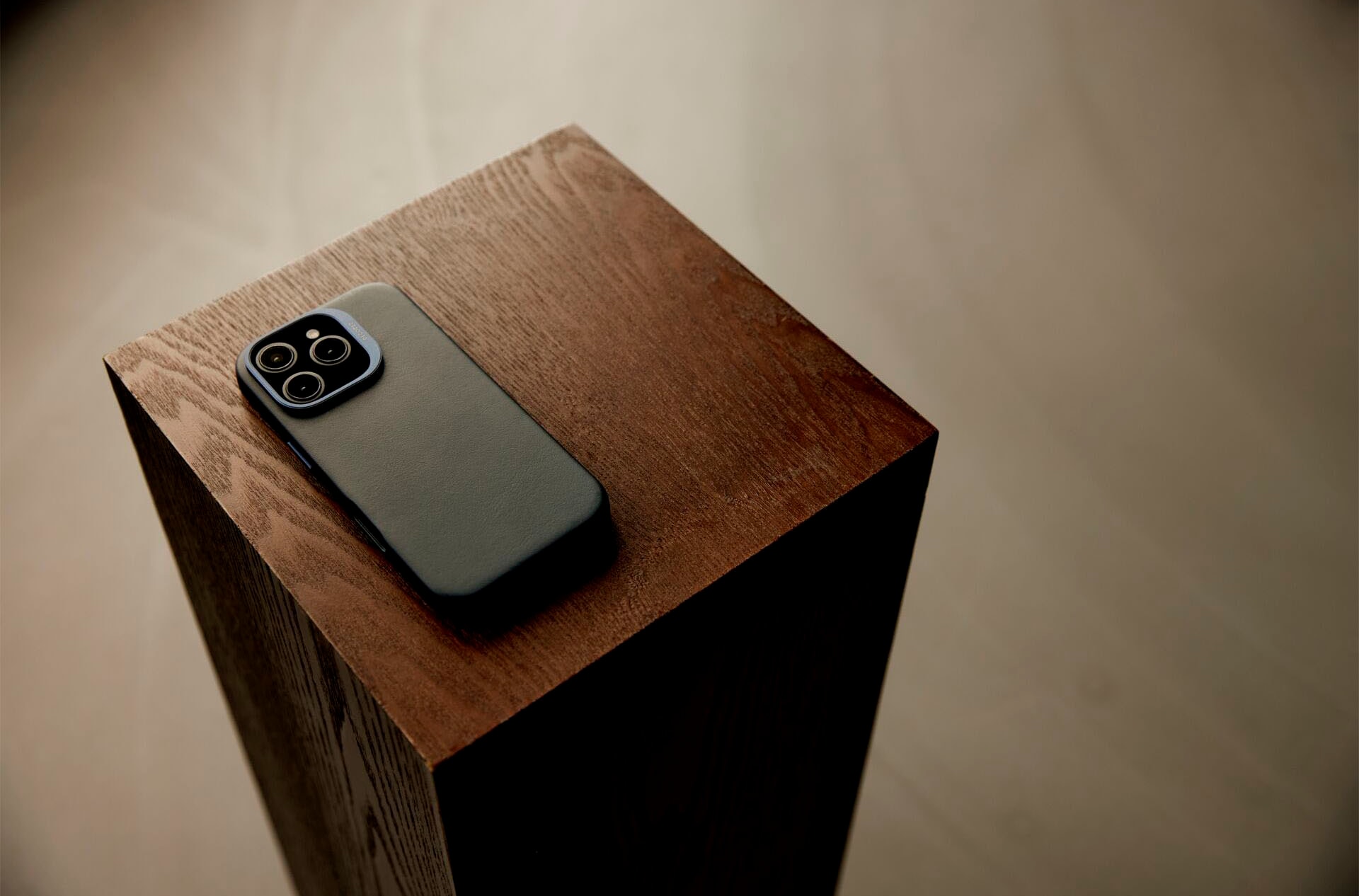 DECODED Smartphone-Hülle »Leather Backcover iPhone 16 Pro«, Smartphones